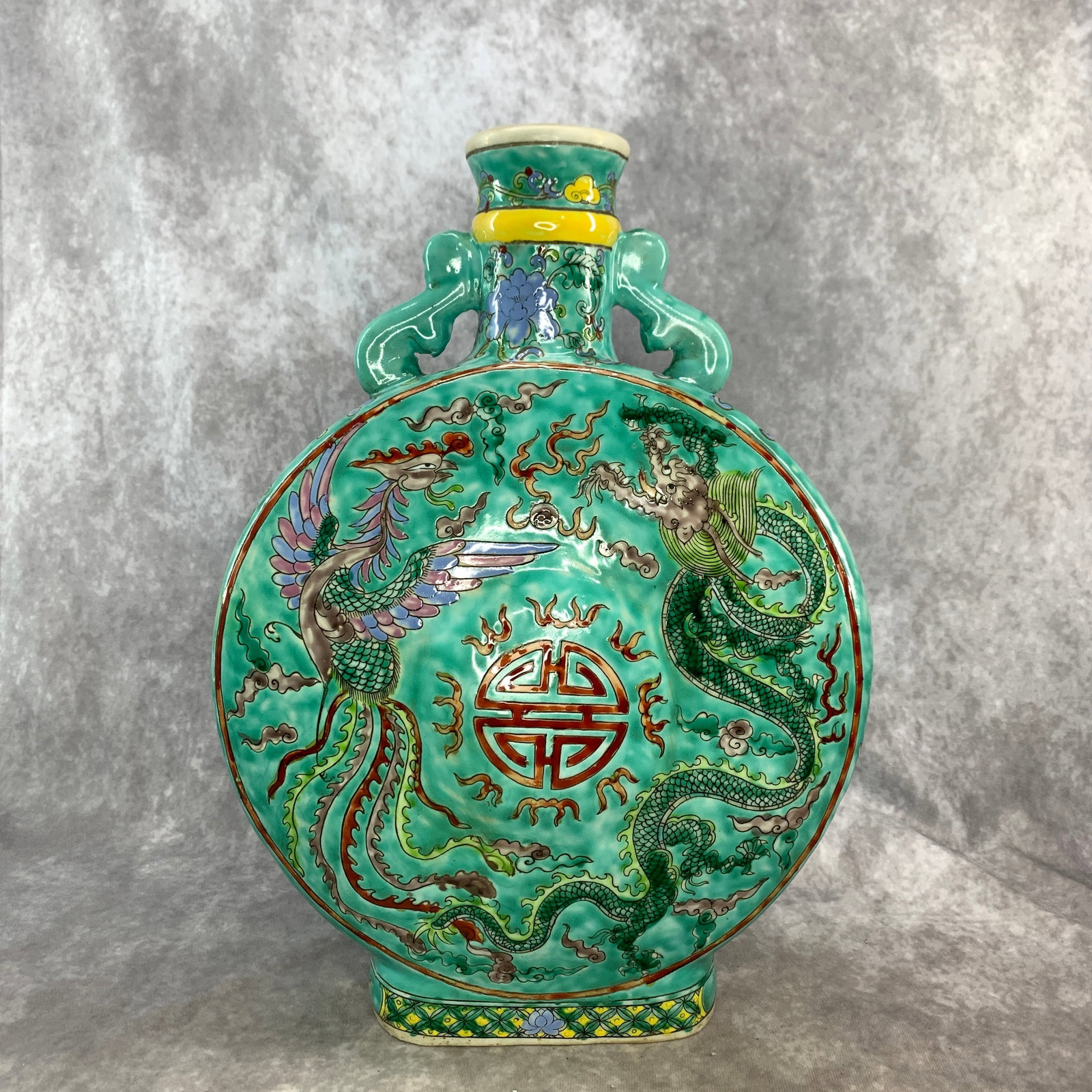 A FINE FAMILLE ROSE PORCELAIN MOON FLASK