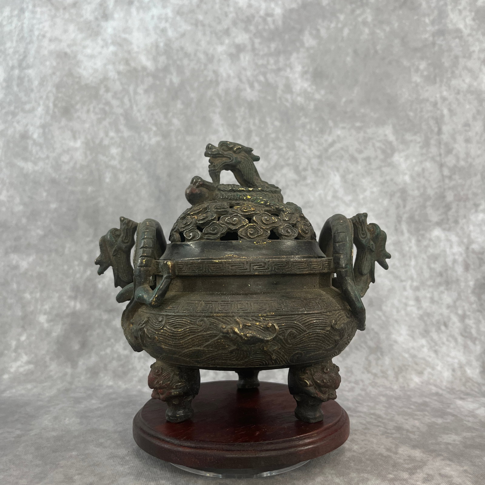 A FINE BRONZE DRAGON STYLE TRIPOD INCENSE BURNER