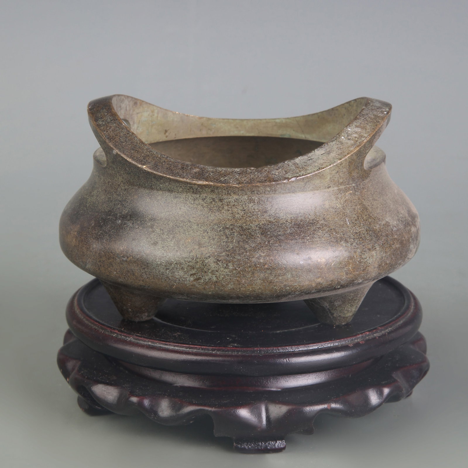 A TRIPOD CENSER WITH DOUBLE HANDLES