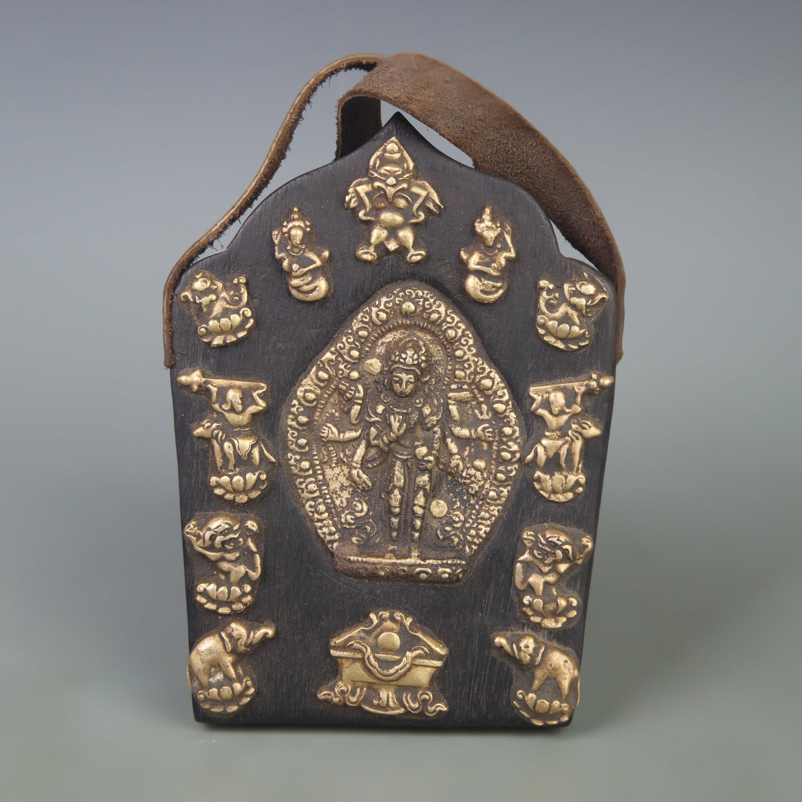 A TIBETAN BUDDHIST GAWU (PORTABLE SHRINE PENDANT)