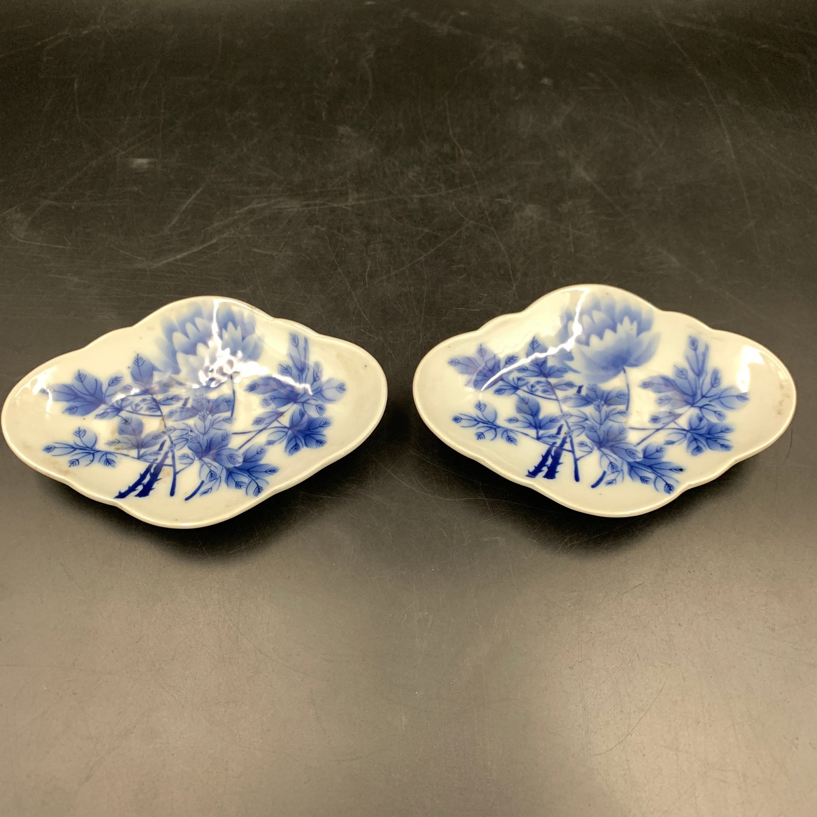 A PAIR OF FINE BLUE AND WHITE 'PEONY' MINIATURE DISHES