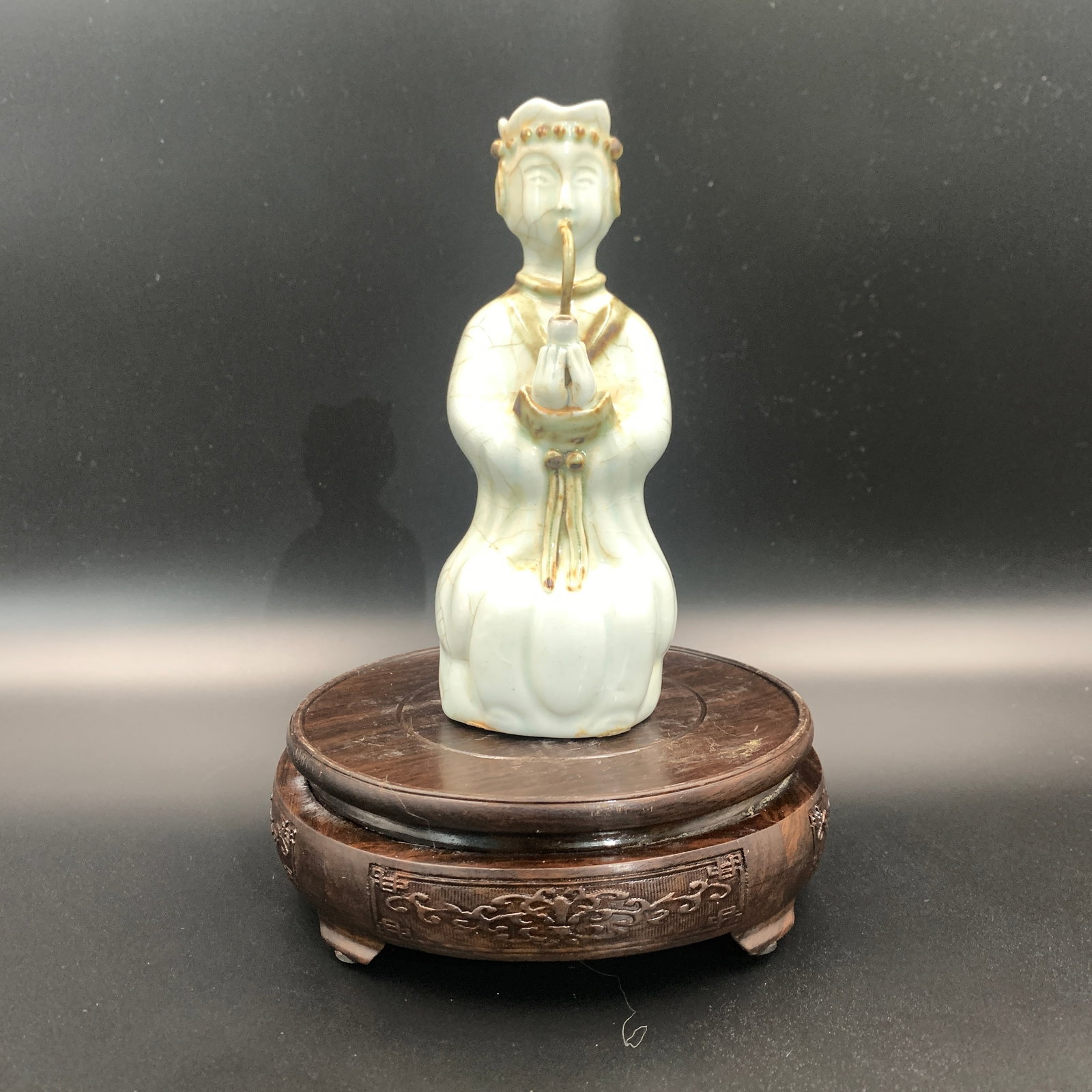GE-TYPE CRACKLE-GLAZED PORCELAIN EWER IN FIGURINE OF ATTENDANT