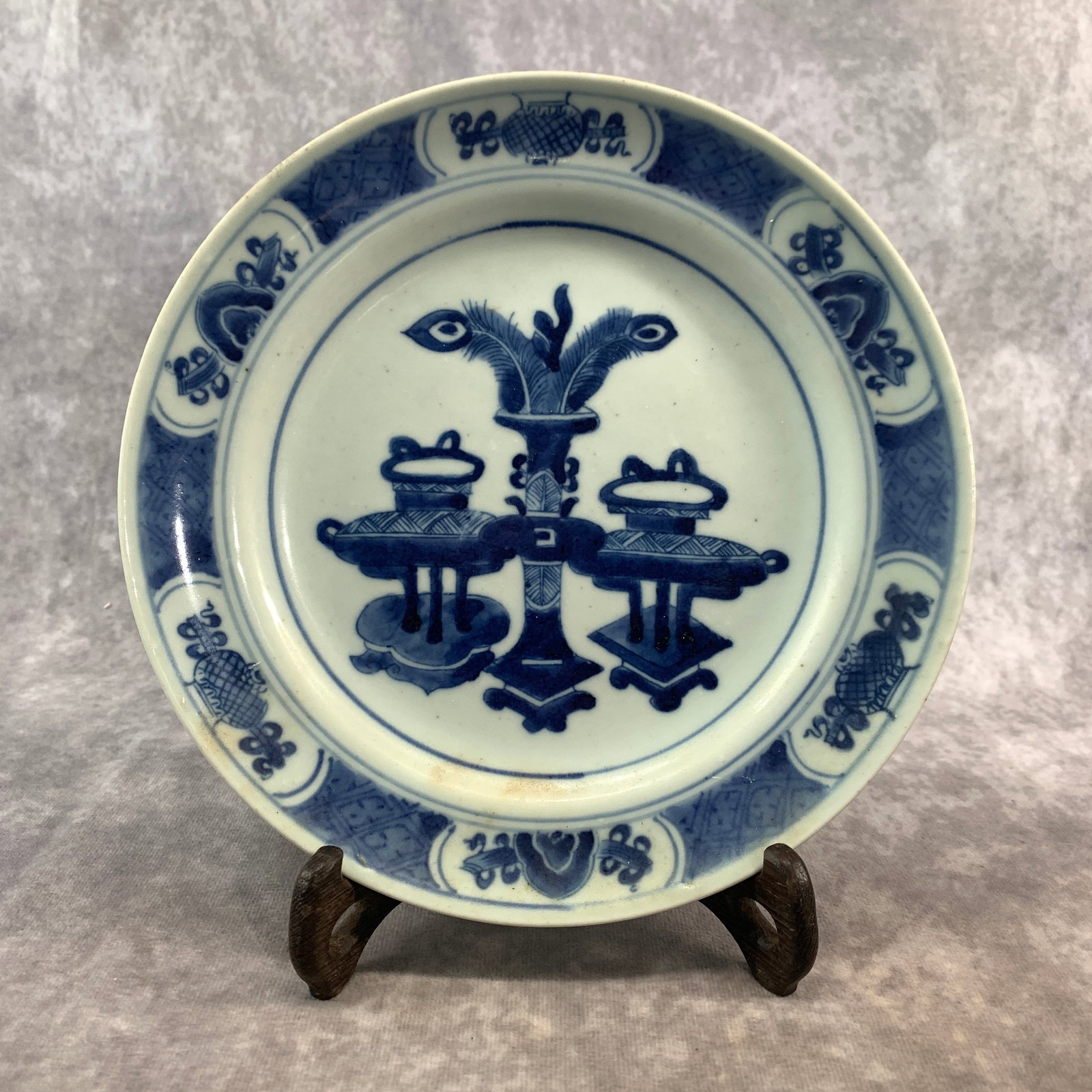 A FINE KRAAK-STYLE BLUE AND WHITE PORCELAIN PLATE