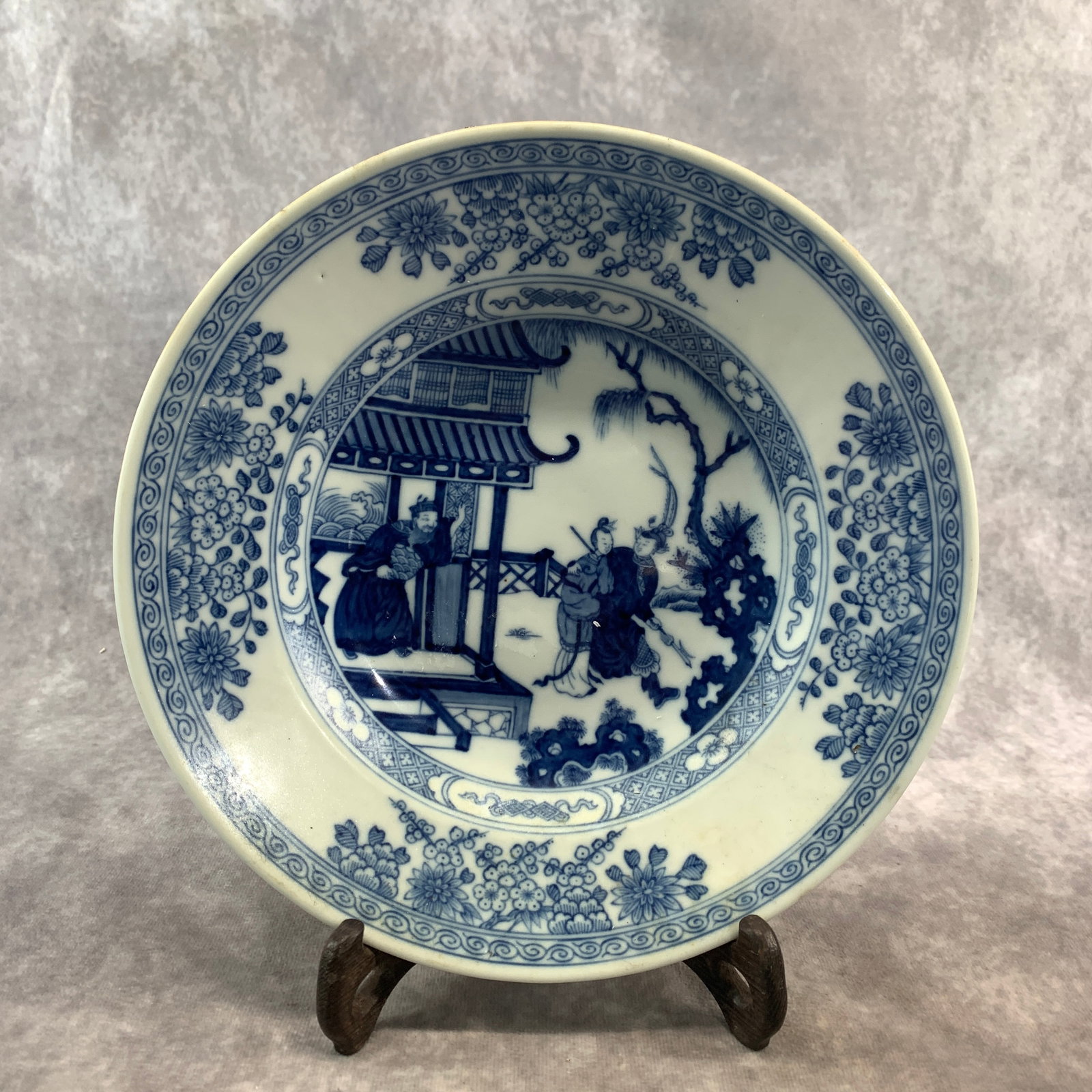 BLUE AND WHITE SCHOLAR IN A PAVILION NARRATIVE PATTERN PLATE