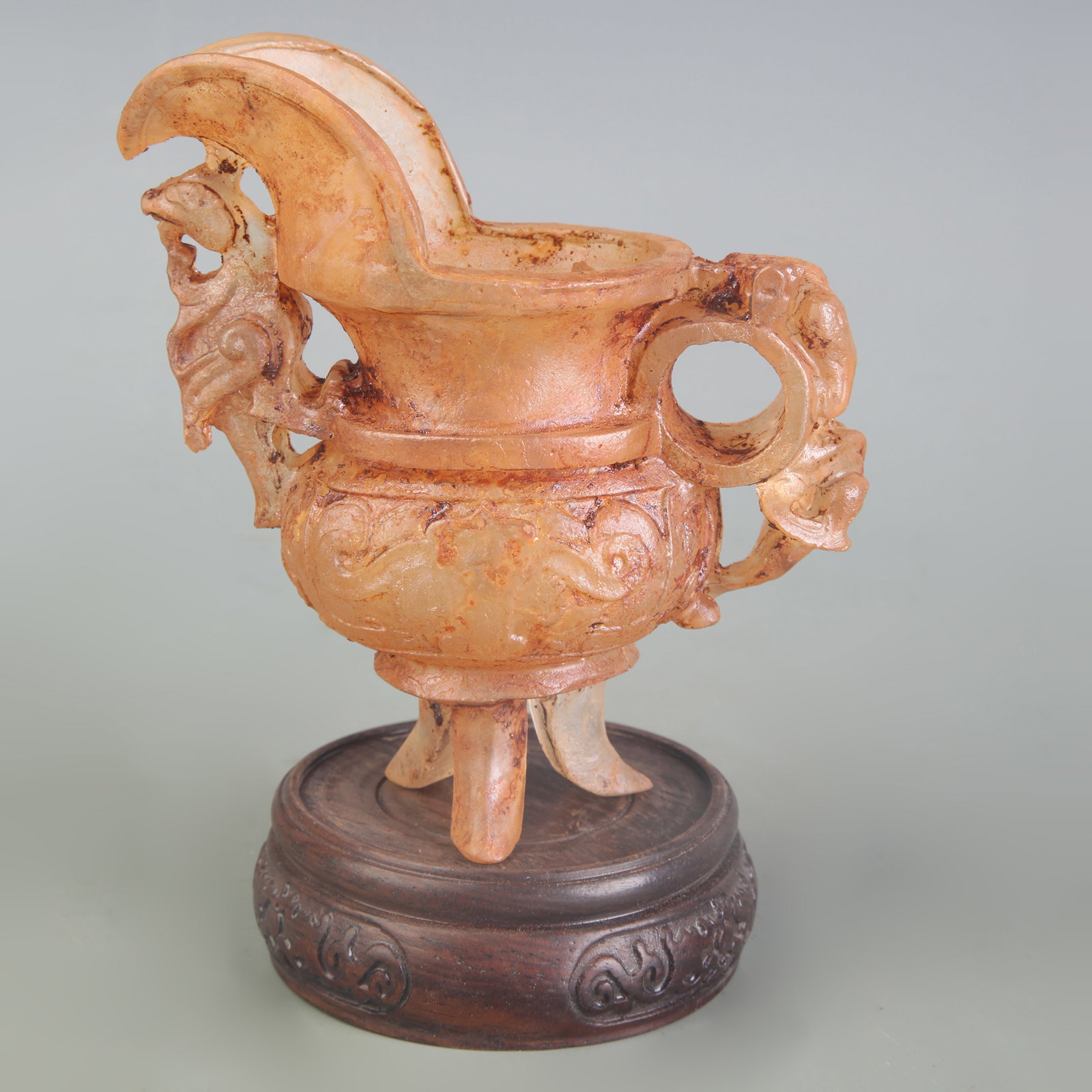 A FINELY CARVED CRYSTAL GOBLET CUP: Han Dynasty Style; Width: 4.0 inch; High: 4.6 inch; Wooden base for diplay only