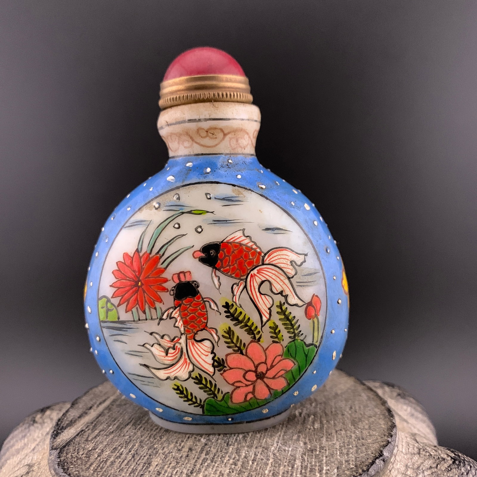 ENAMELLED GLASS FISH PAINTING SNUFF BOTTLE: Republic Period; Long: 2.2 inch; Width: 1.2 inch; High: 3.02 inch; Wooden base for diplay only