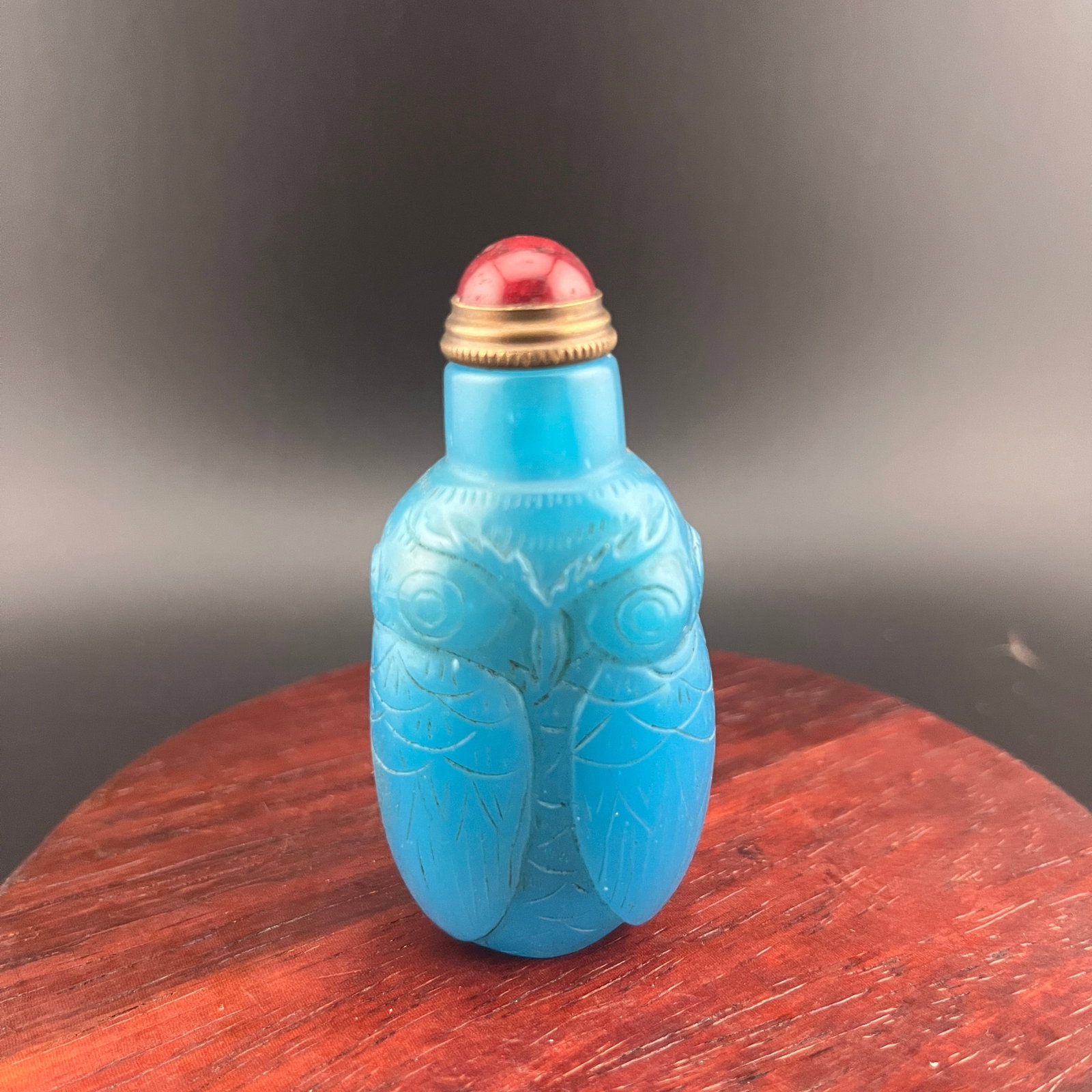 A FINE BLUE GLASS MADE SNUFF BOTTLE: Qing Dynasty; Long: 1.29 inch; Width: 0.84 inch; High: 2.7 inch; Wooden base for diplay only