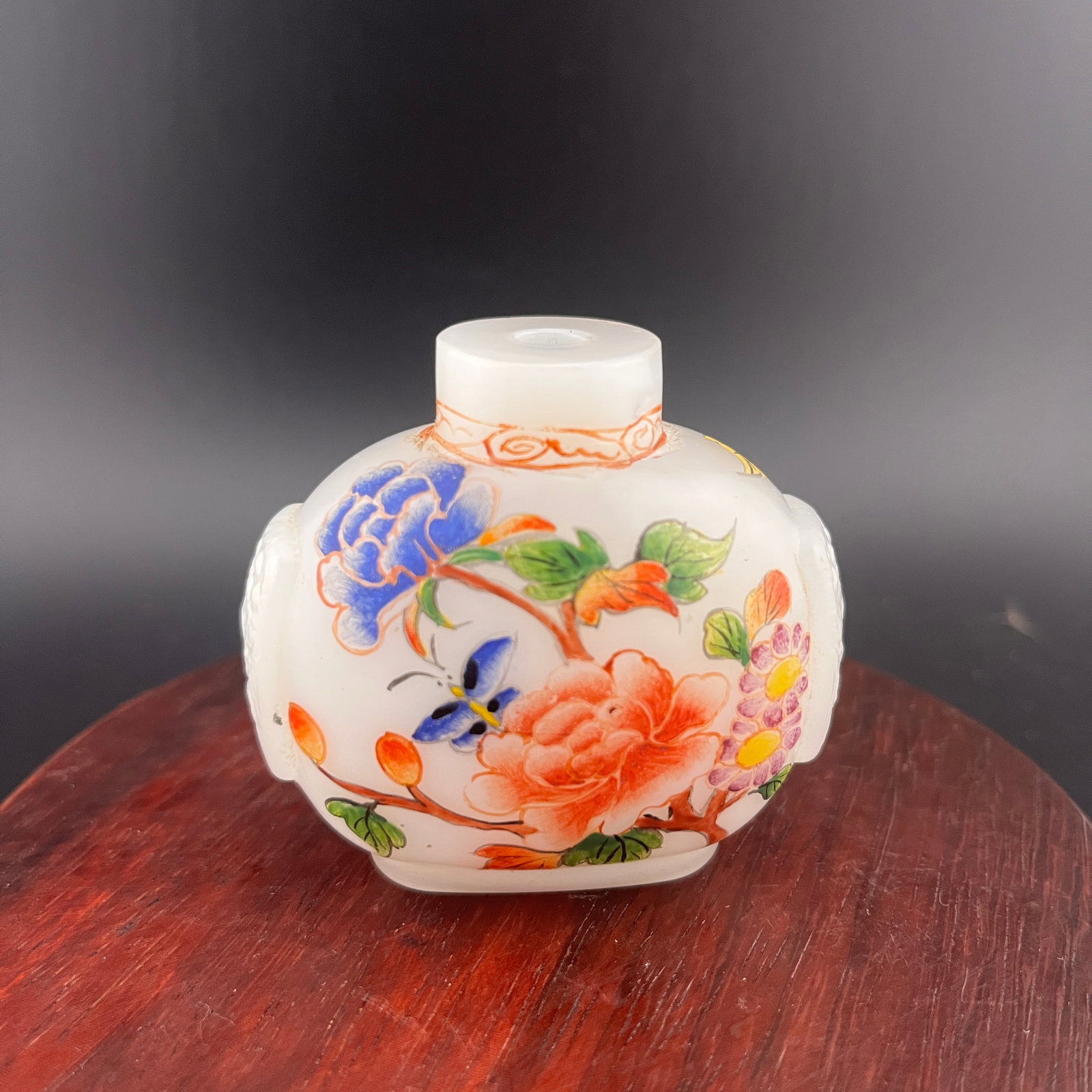 A FINE GLASS MADE FISH PATTERN SNUFF BOTTLE: Modern; Long: 2.4 inch; Width: 1.3 inch; High: 2.2 inch; Wooden base for diplay only