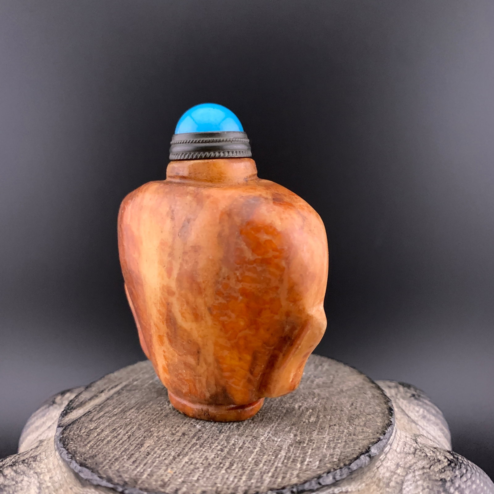 HAND-CARVED AGATE SHIELD-FORM SNUFF BOTTLE - 2