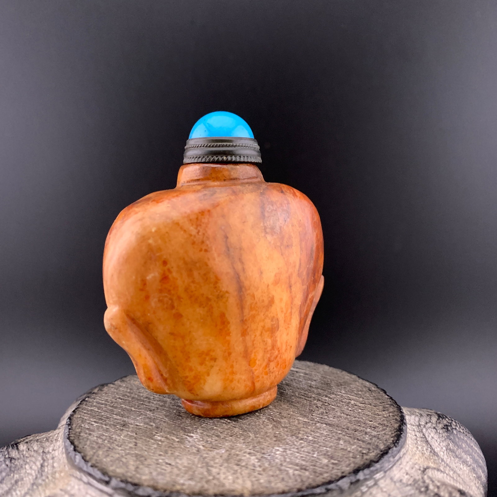 HAND-CARVED AGATE SHIELD-FORM SNUFF BOTTLE - 4