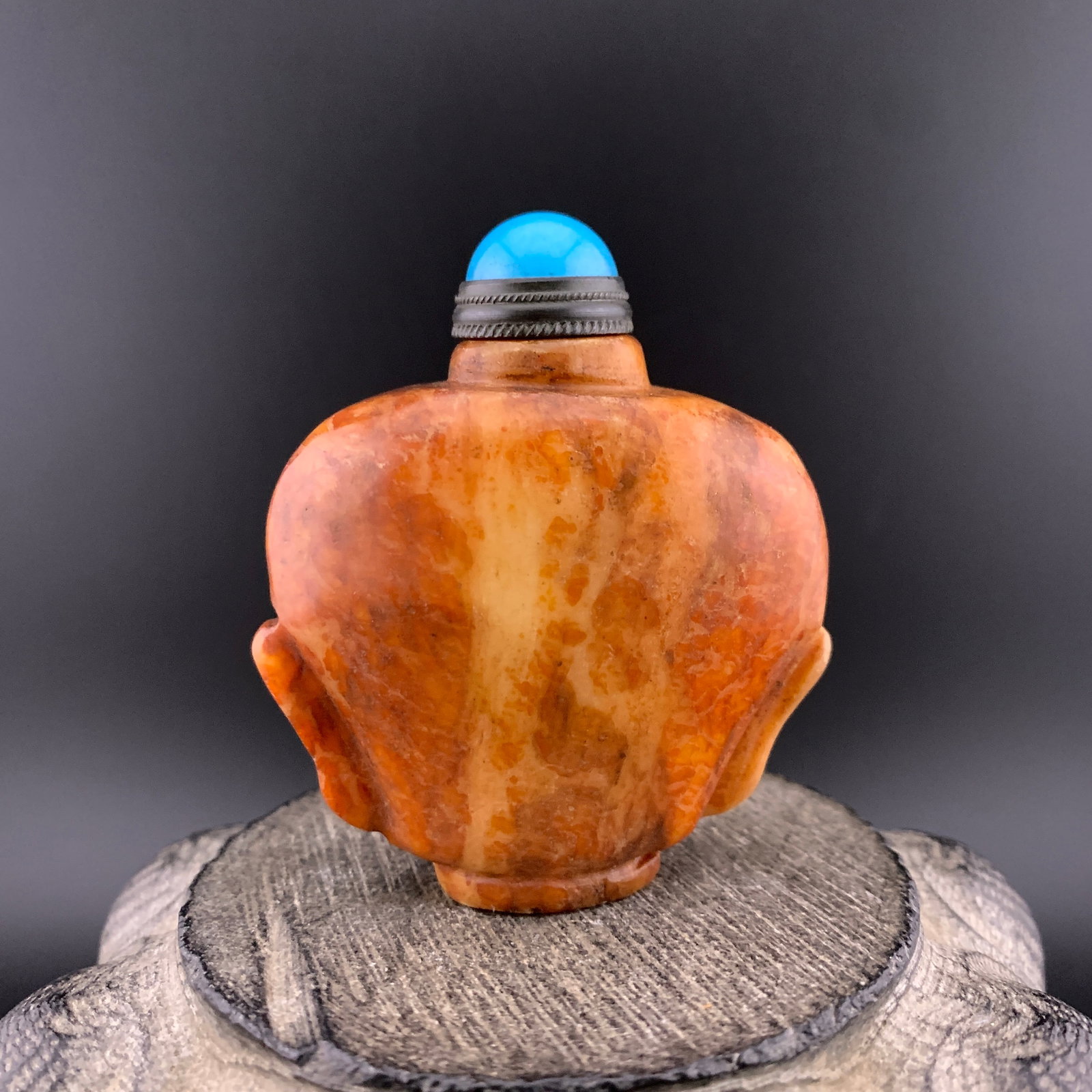 HAND-CARVED AGATE SHIELD-FORM SNUFF BOTTLE - 8