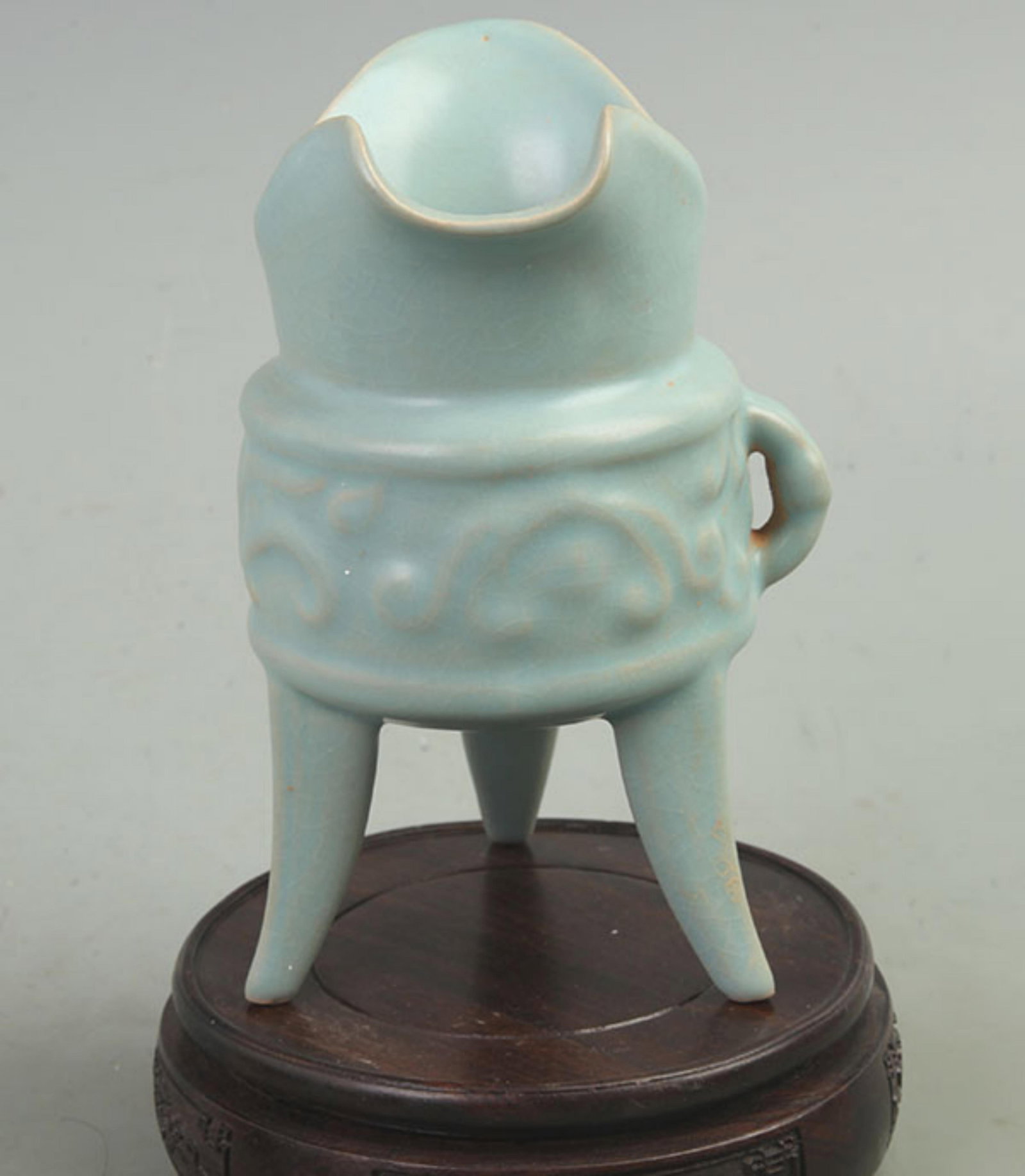 A FINE RU KILN JUE RITUAL WINE CUP