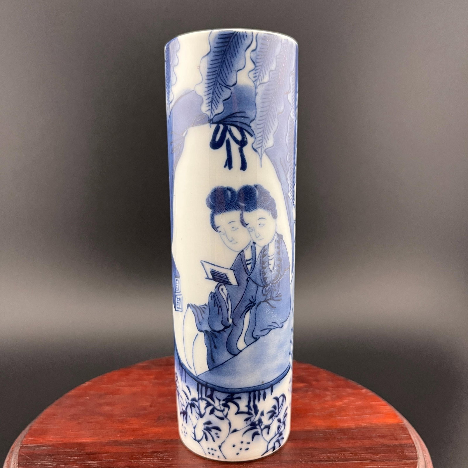 BLUE AND WHITE COURT LADIES PATTERN CYLINDRICAL BRUSH POT
