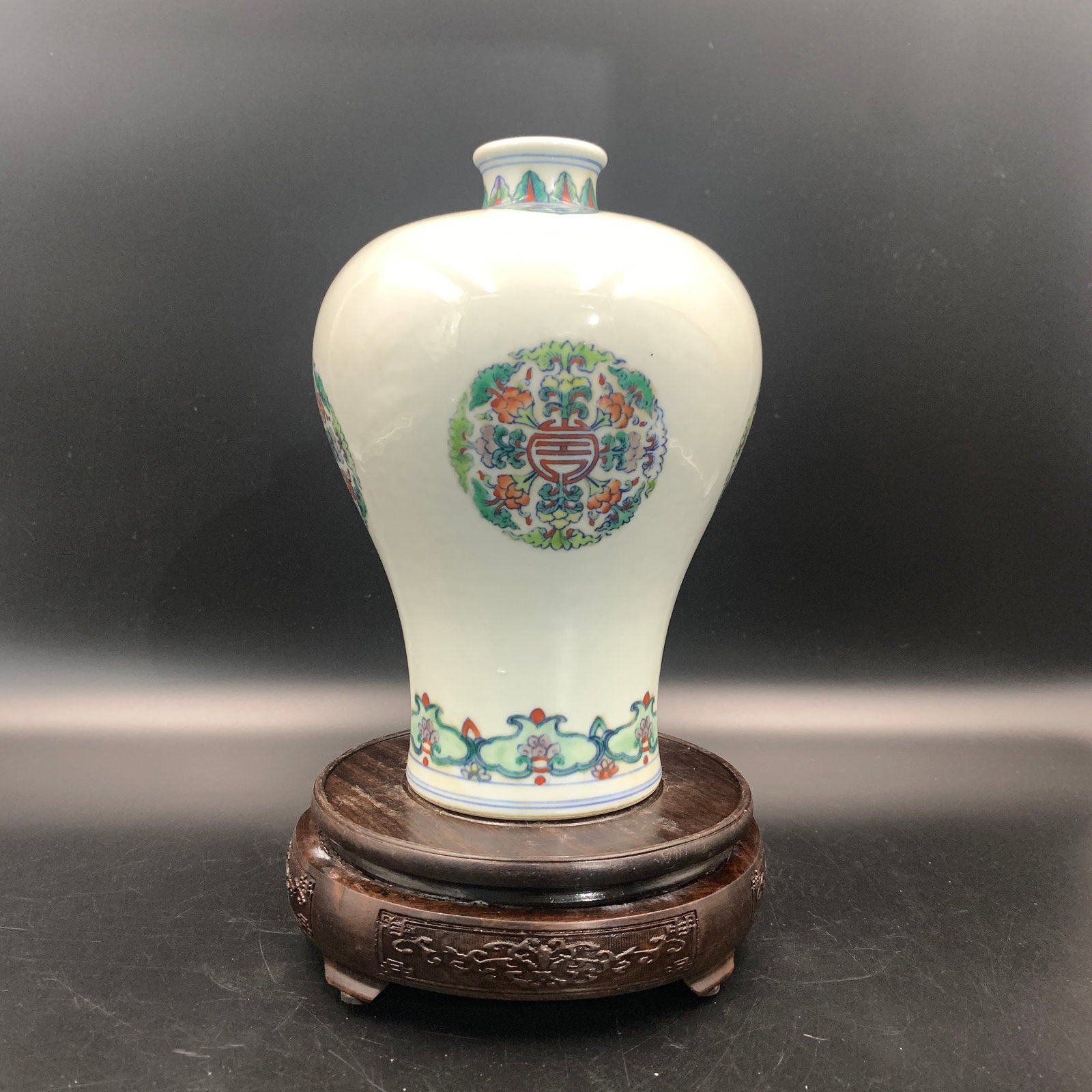 A FINE DOUCAI 'LONGEVITY MEDALLION' MEIPING VASE