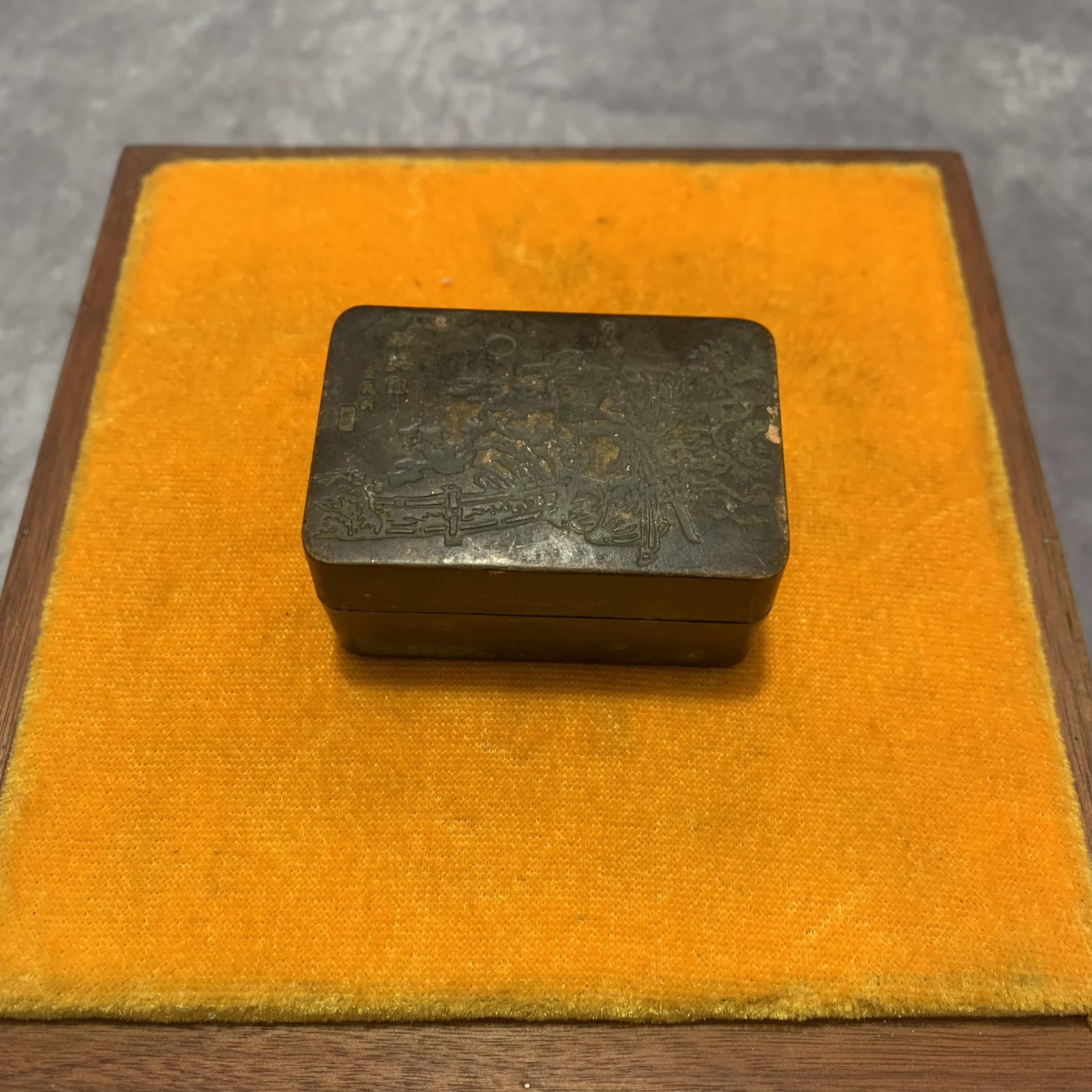 A FINELY CARVED BRONZE INK BOX: Modern, Long: 1.2 inch; Width: 1.6 inch; High: 2.3 inch; Wooden base for diplay only