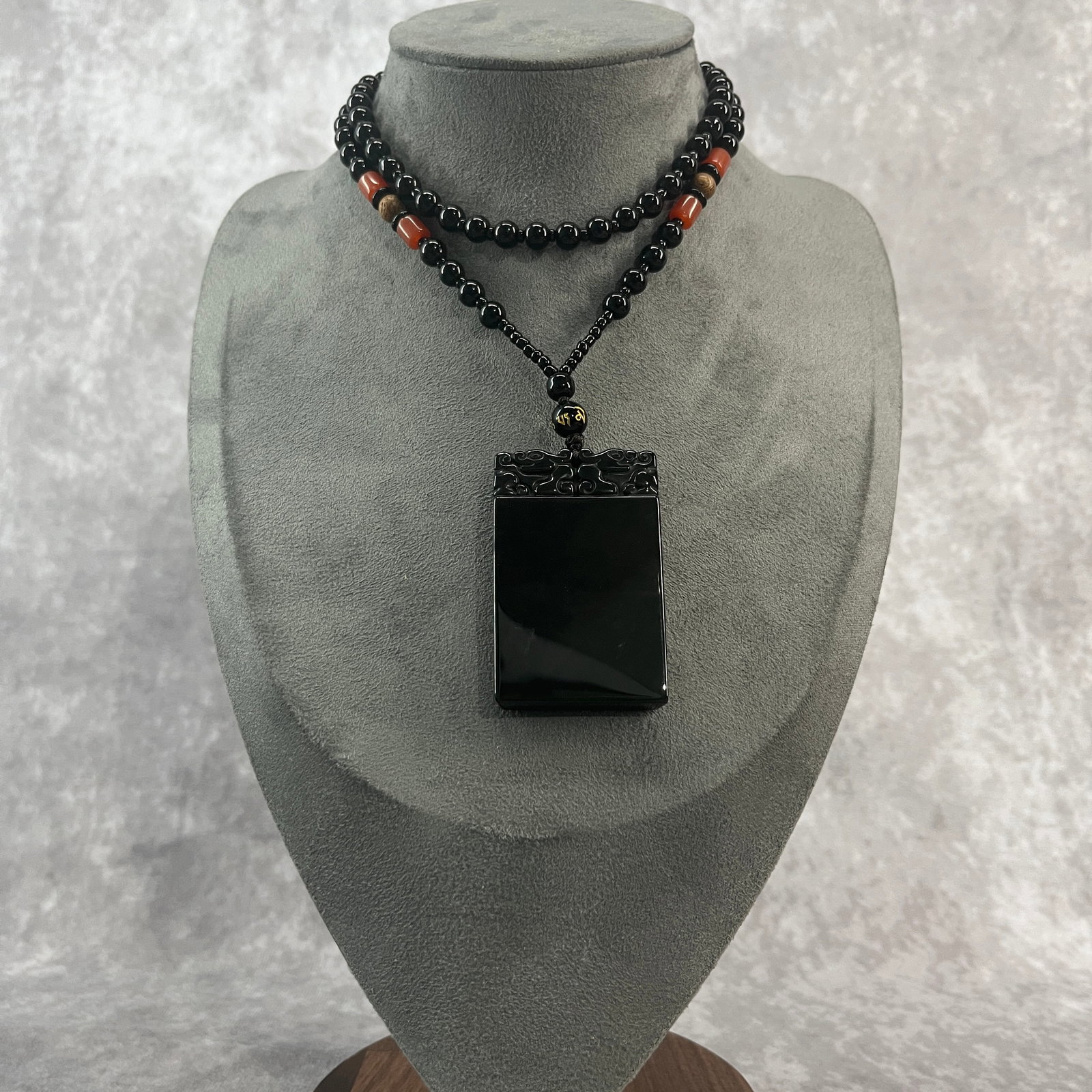 A FINE OBSIDIAN "WU SHI" NECKLACE