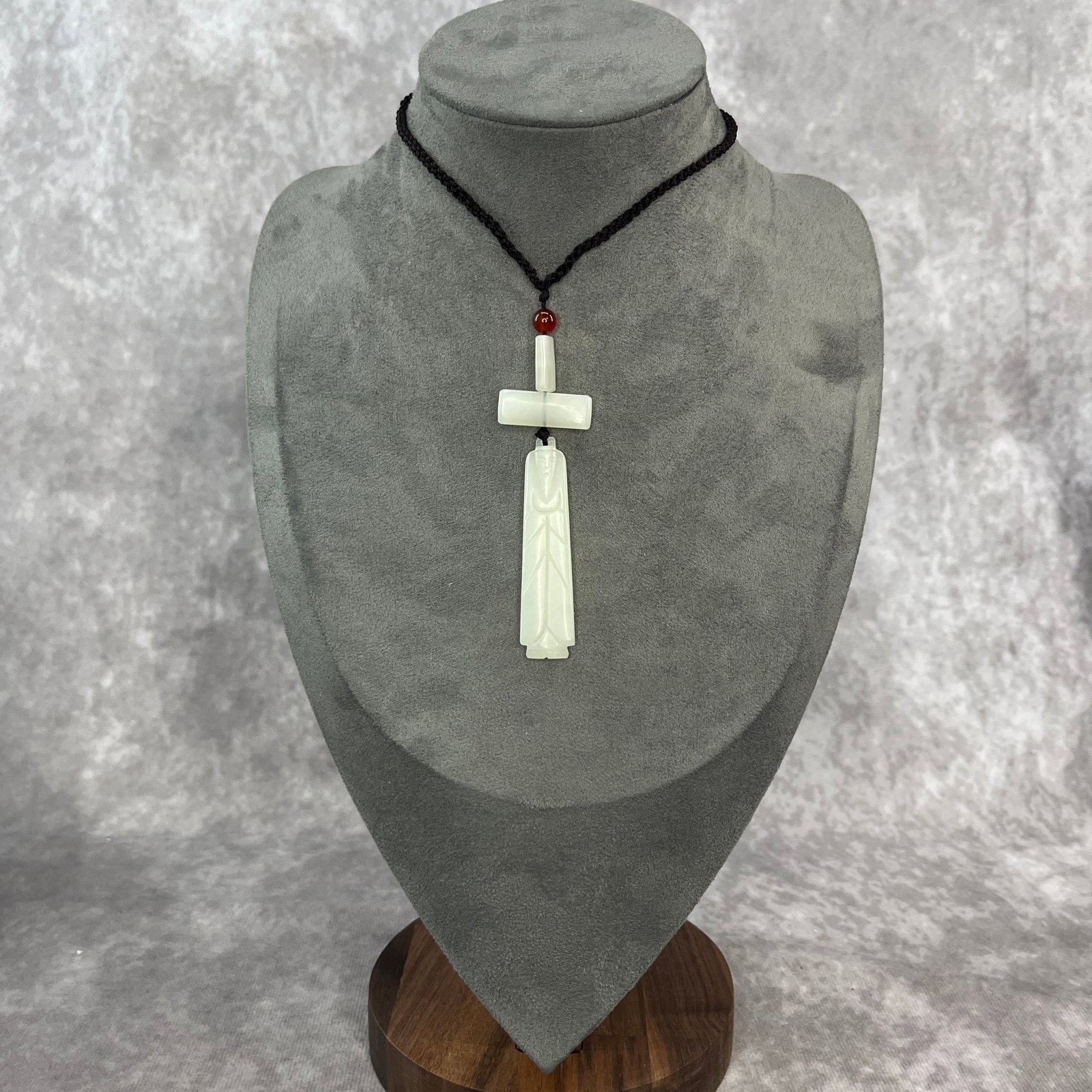 A FINE FINE HETIAN JADE NECKLACE IN FIGURE OF CICADA