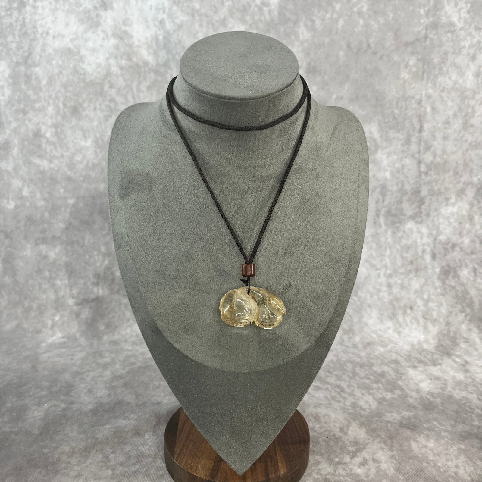 A FINE CRYSTAL MADE LOTUS SHAPED NECKLACE