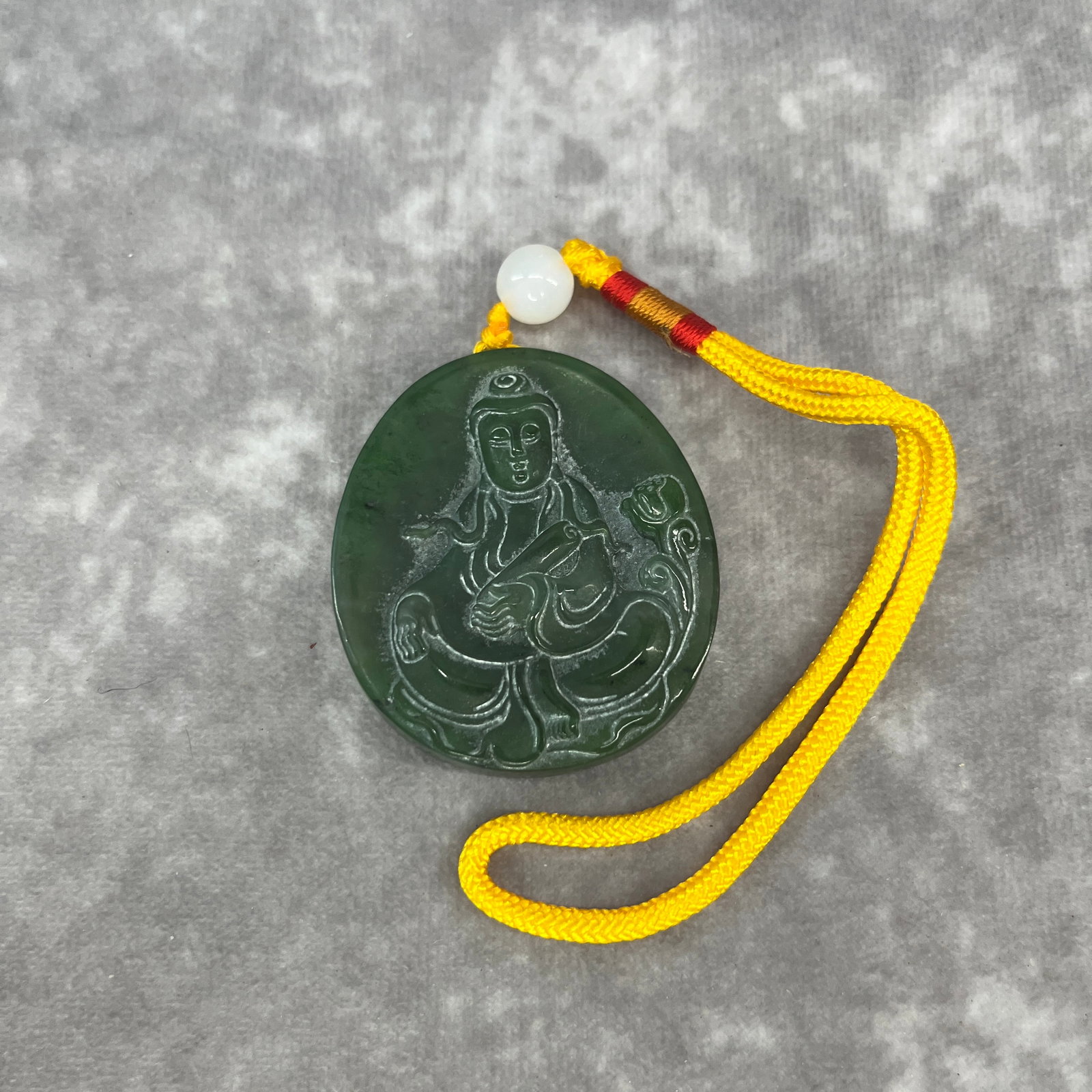 FINE HAND-CARVED JADE AMULET PLAQUE FEATURING GUANYIN