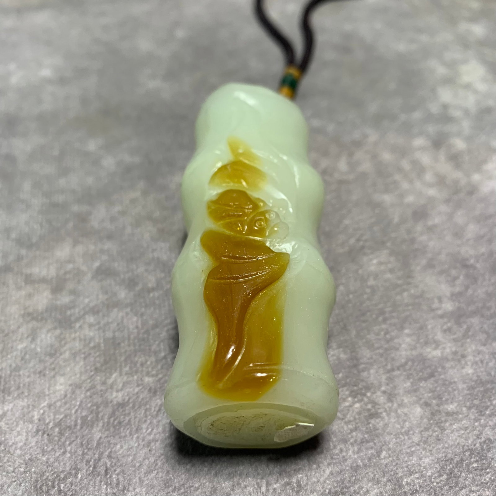 A LARGE HETIAN JADE HAND PIECE WITH BAMBOO DESIGN