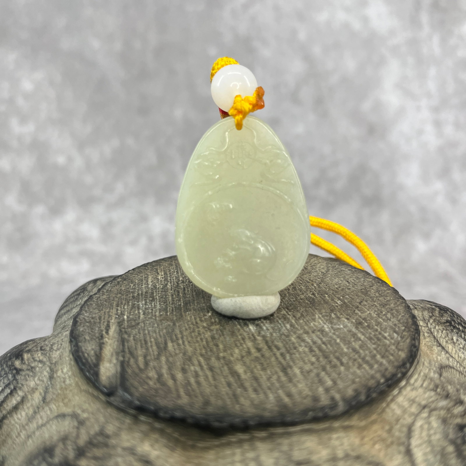 FINE HAND-CARVED JADE TEARDROP AMULET PENDANT