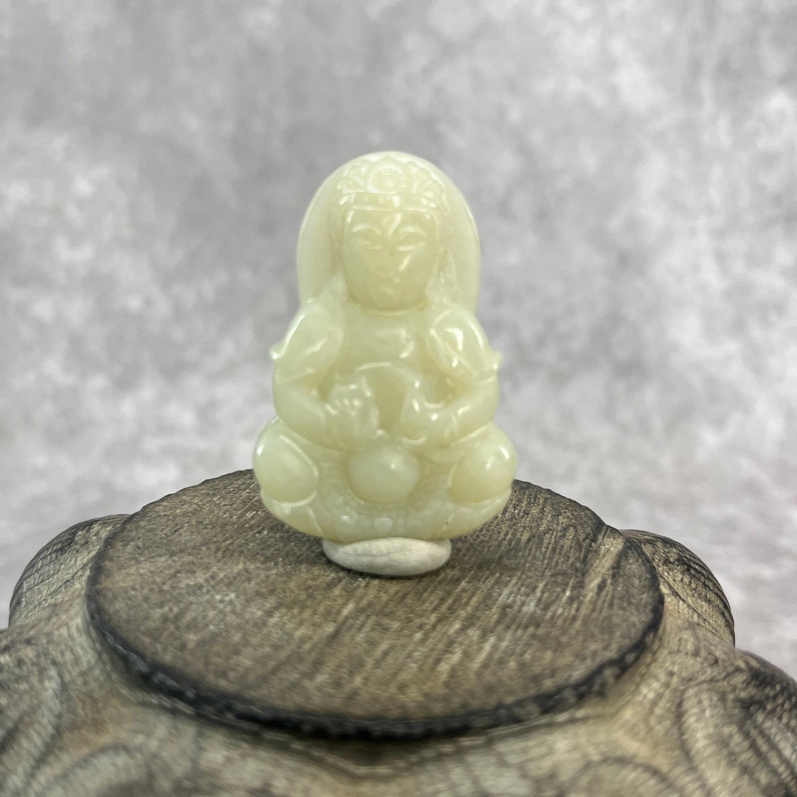 FINE HAND-CARVED JADE AMULET TABLET WITH GUANYIN FIGURE