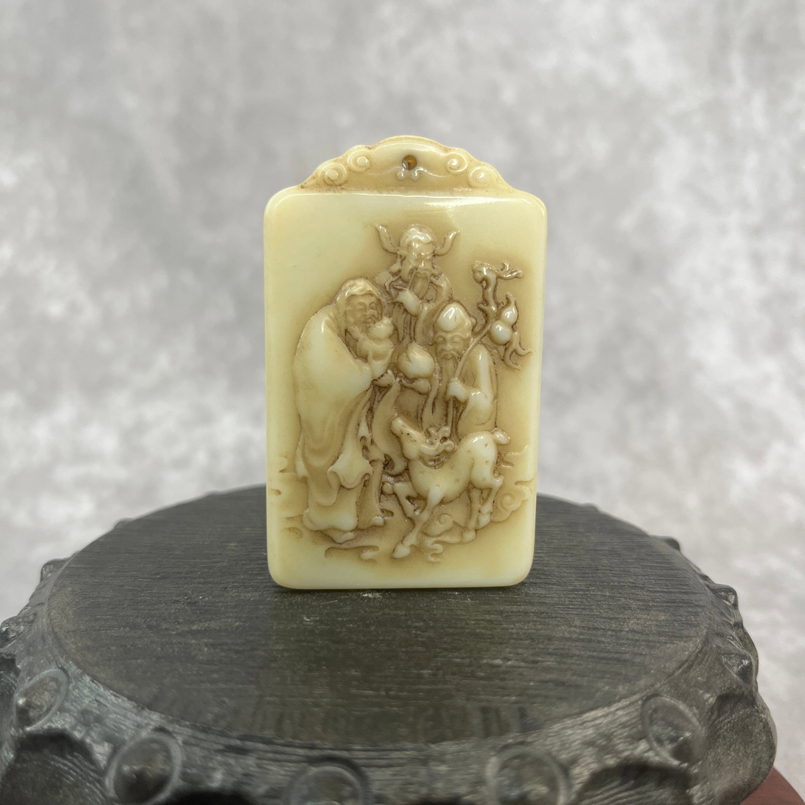A FINE HETIAN JADE PENDANT IN FIGURE OF LONGEVITY GOD