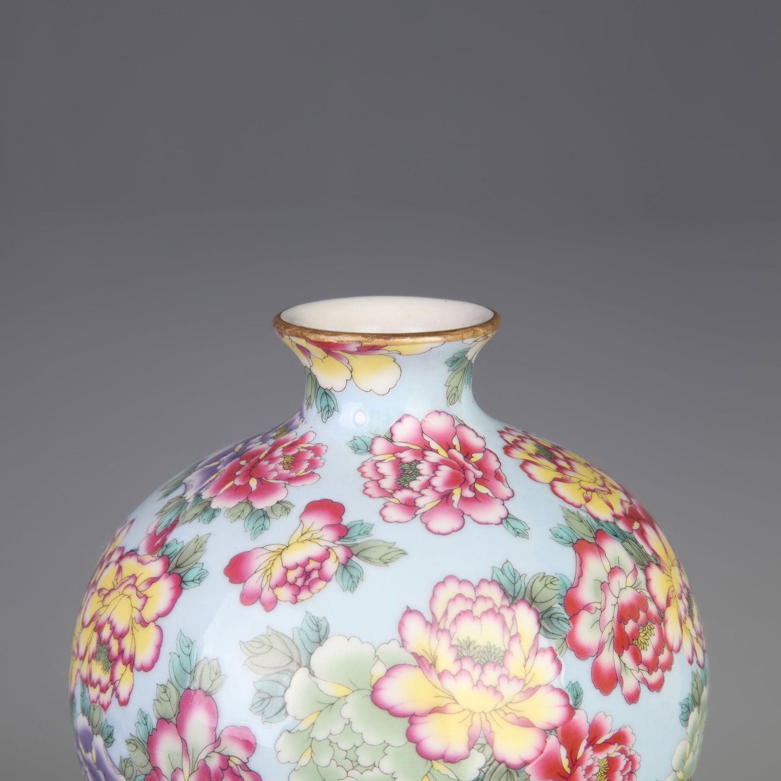 FAMILLE ROSE FLORAL PATTERN MEIPING STYLE VASE: Qing Dynasty Yong Zheng Period; Diameter: 5.3 inch; High: 8.9 inch; Wooden base for diplay only