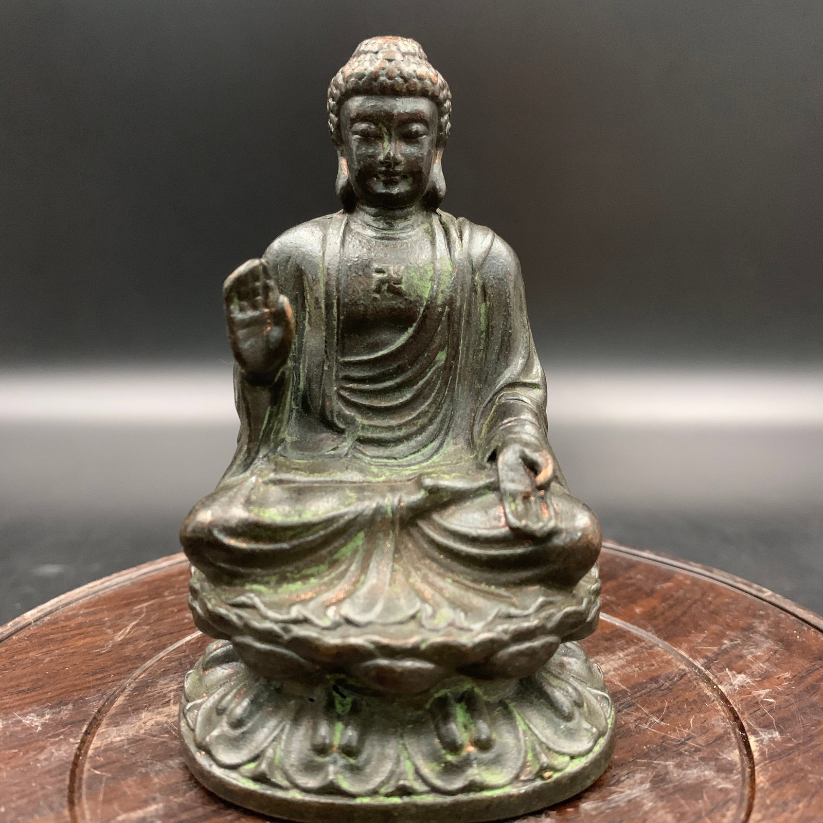 A SMALL BRONZE AMITABHA BUDDHA STATUE