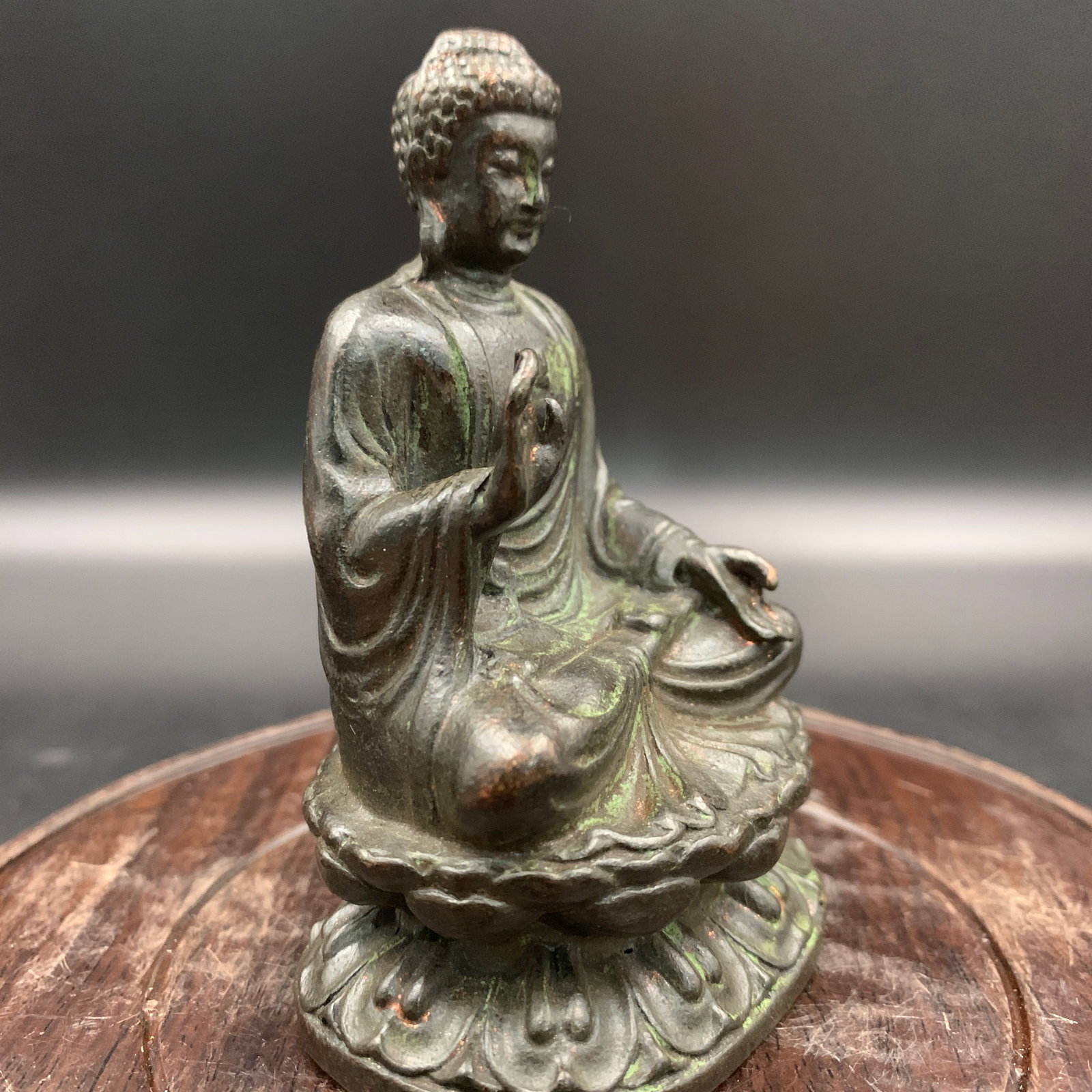 A SMALL BRONZE AMITABHA BUDDHA STATUE - 2