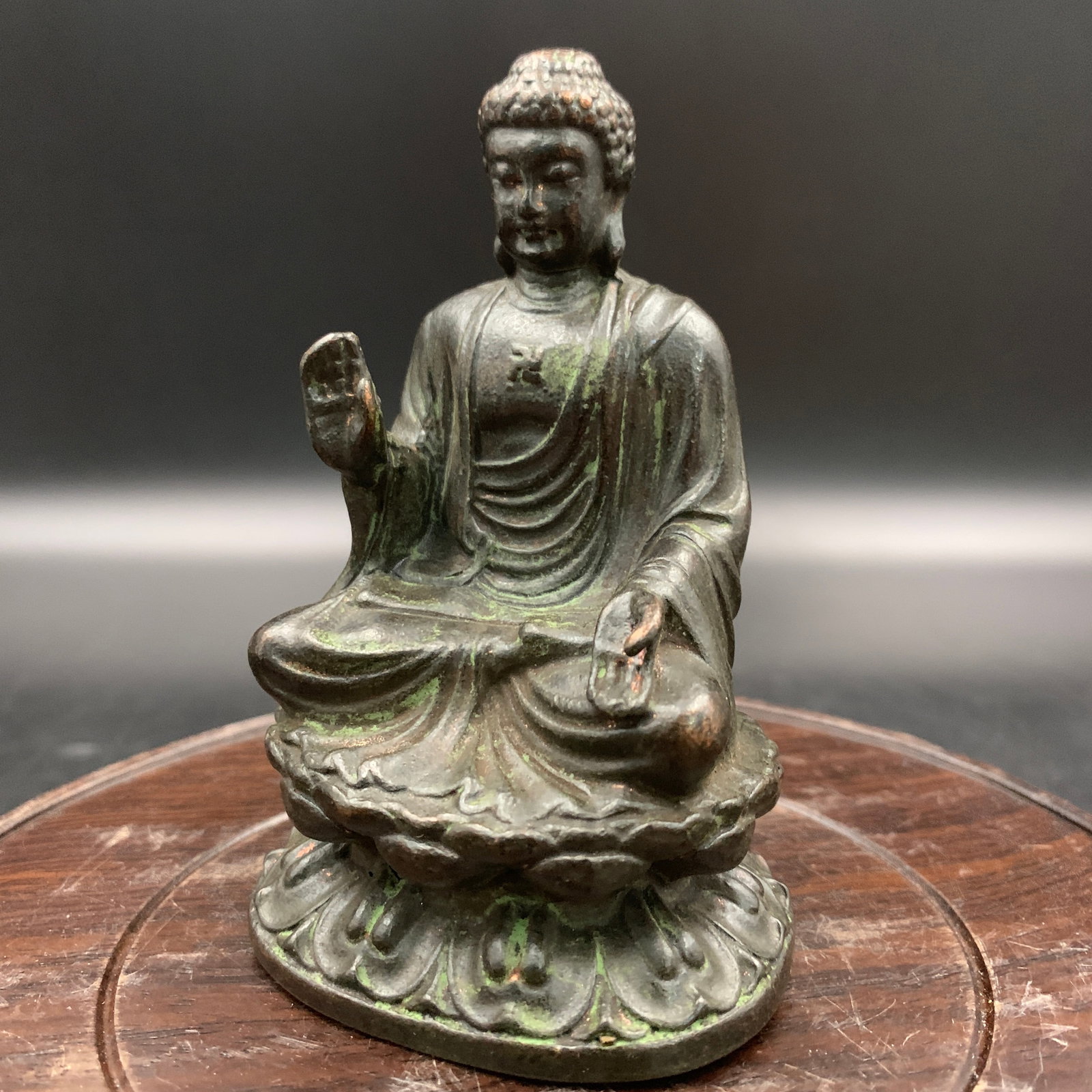 A SMALL BRONZE AMITABHA BUDDHA STATUE - 3