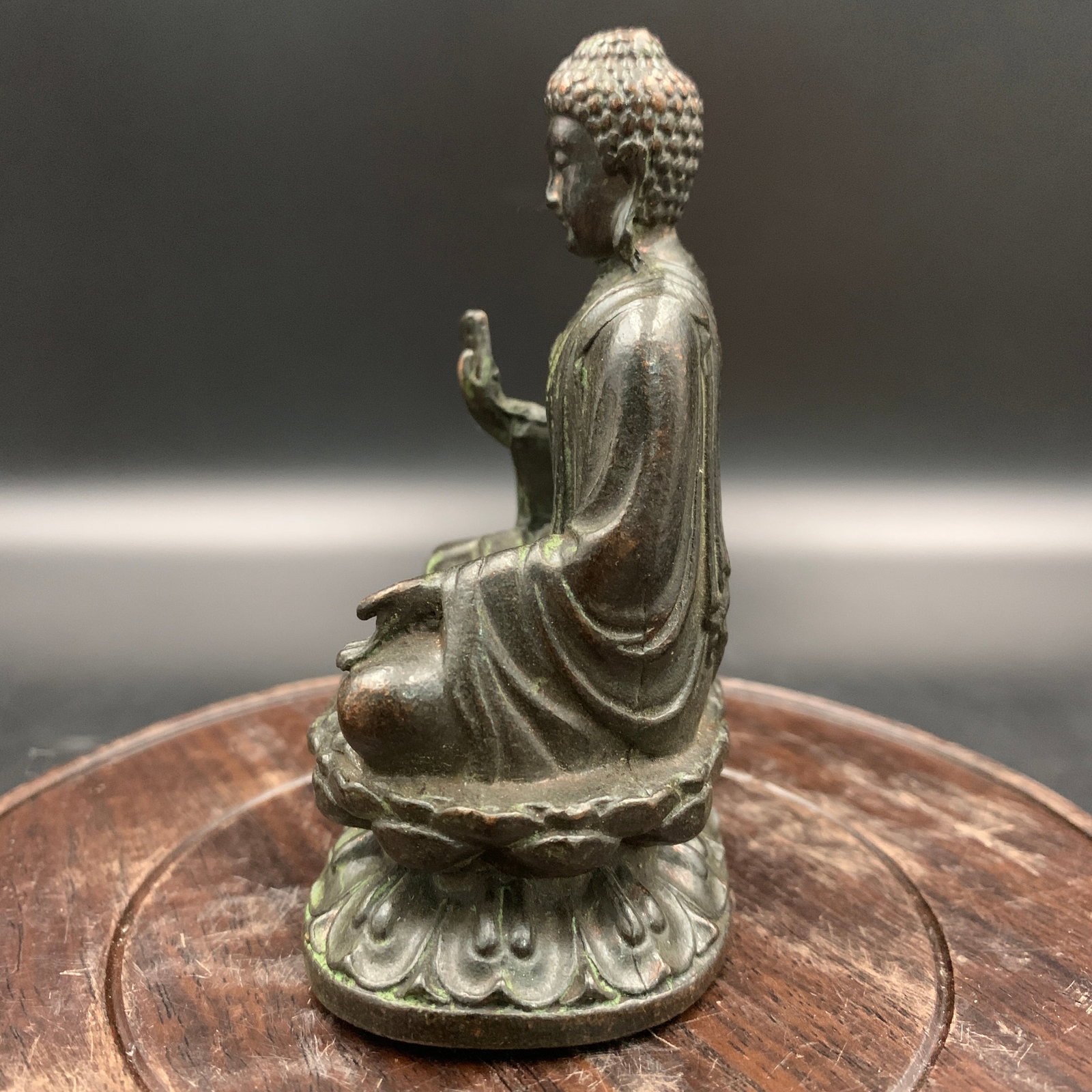 A SMALL BRONZE AMITABHA BUDDHA STATUE - 4
