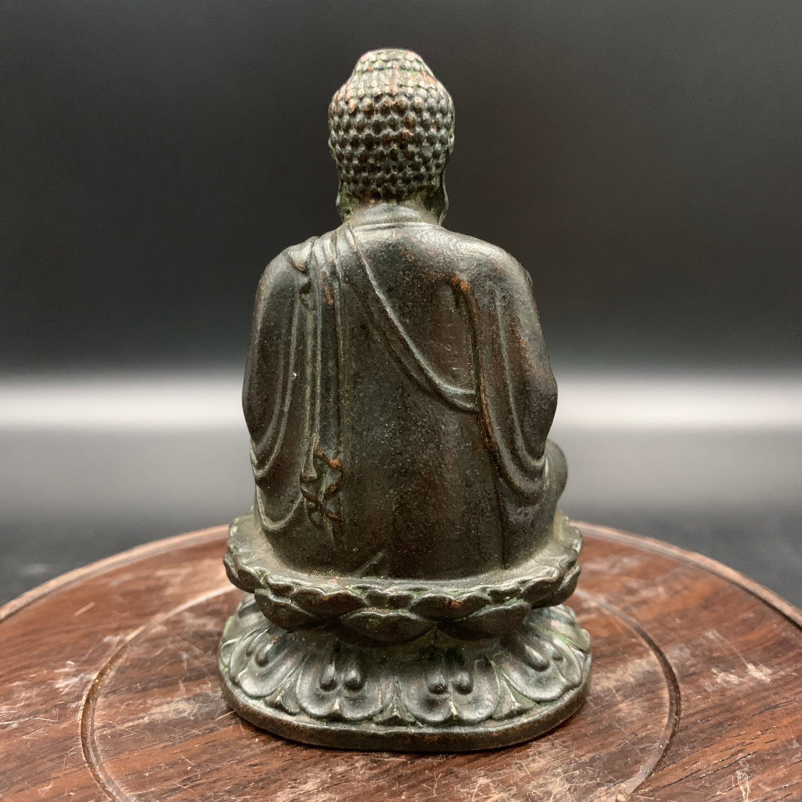 A SMALL BRONZE AMITABHA BUDDHA STATUE - 5