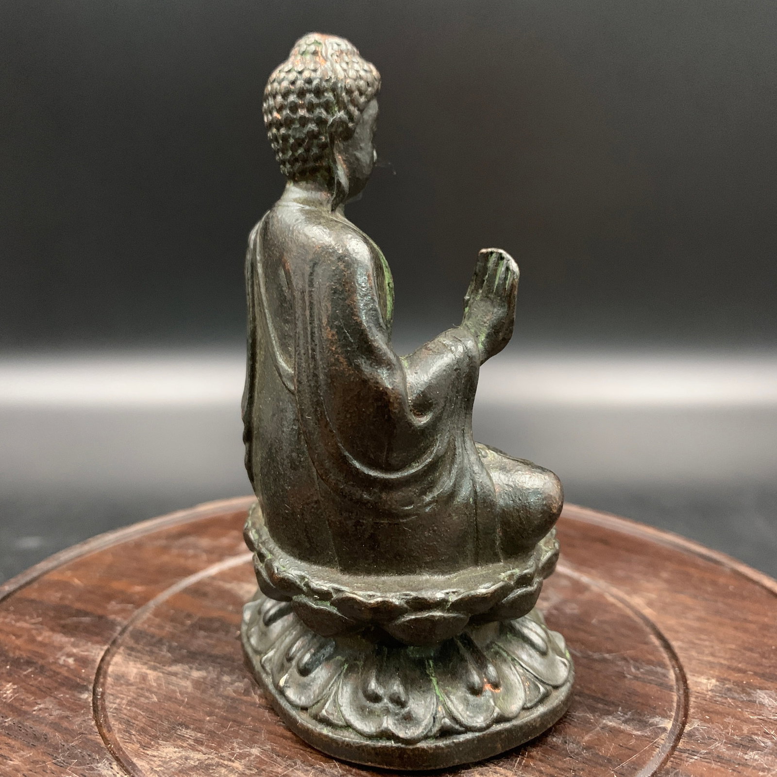 A SMALL BRONZE AMITABHA BUDDHA STATUE - 6