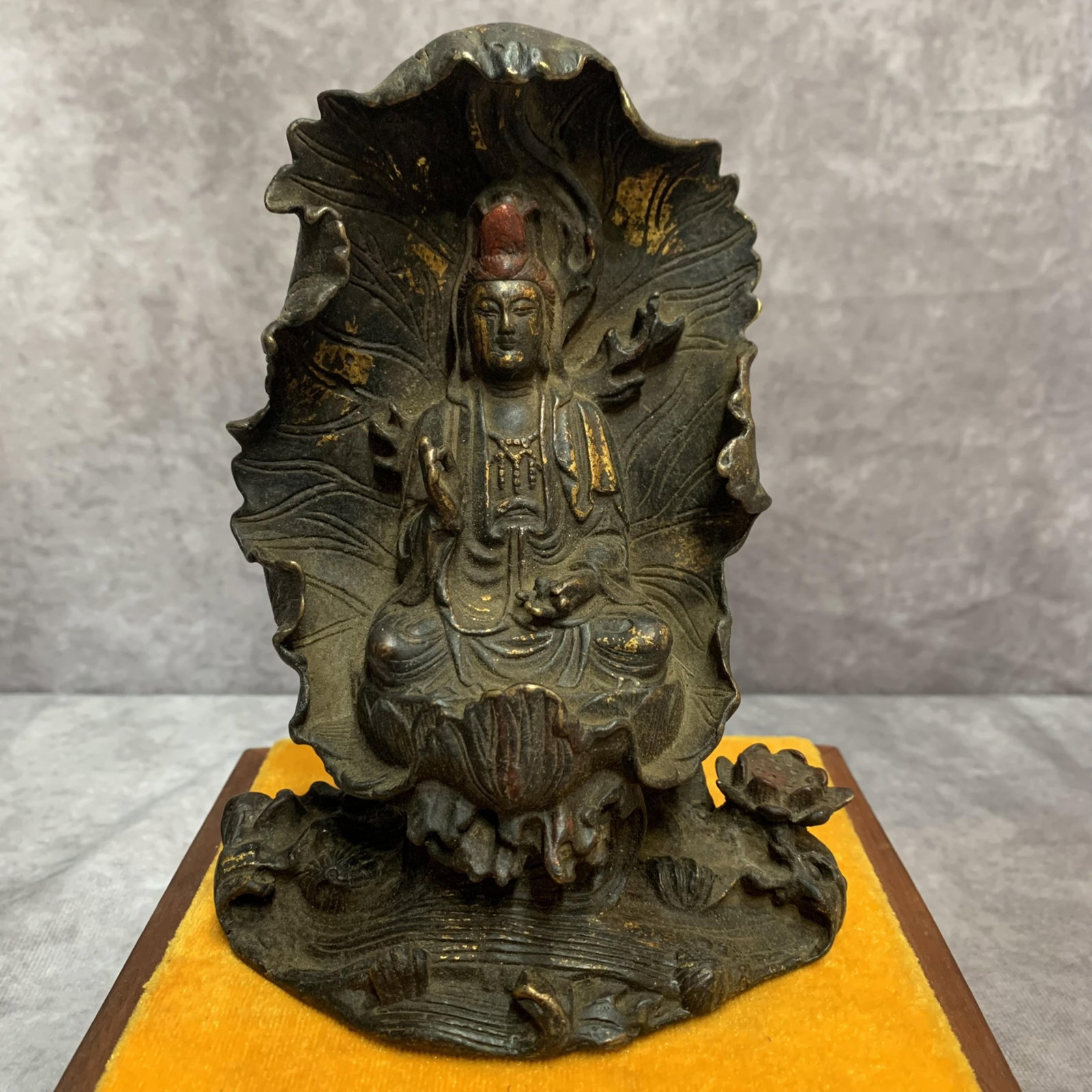 A FINE BRONZE SEATED MEDITATION GUANYIN FIGURE