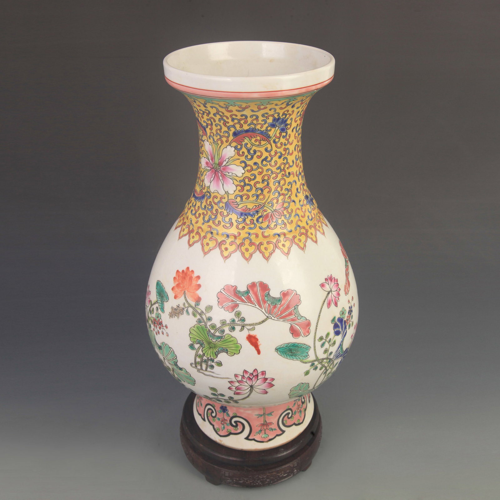 FAMILLE ROSE FLOWER PATTERN LARGE PORCELAIN VASE: Qing Dynasty Kang Xi Period; Diameter: High: 15.7 inch; Diameter: 7.20 inch; Wooden base for diplay only