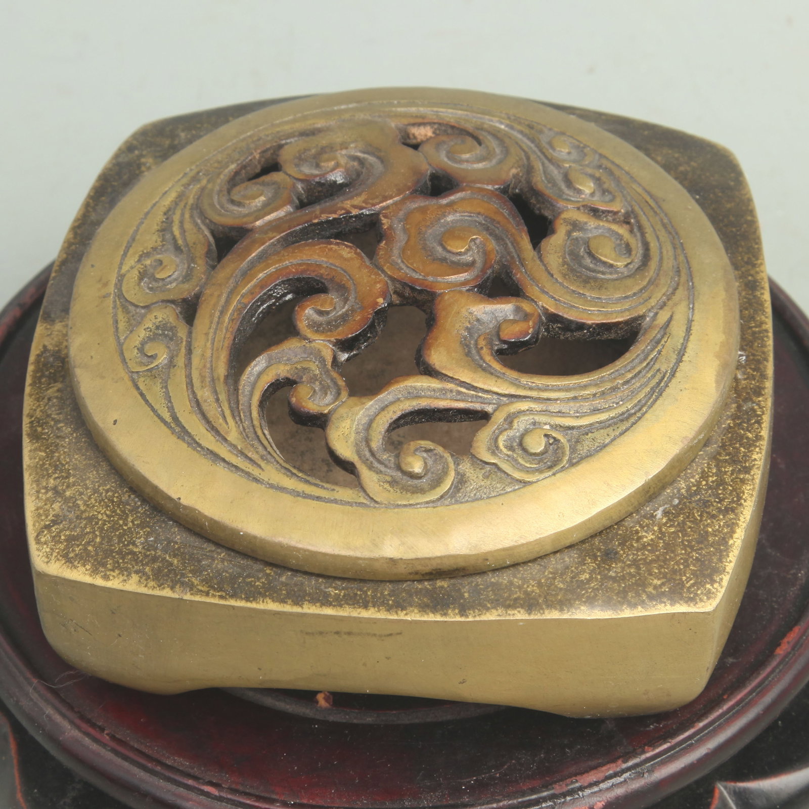 A FINE BRONZE FOUR-FOOTED INCENSE BURNER