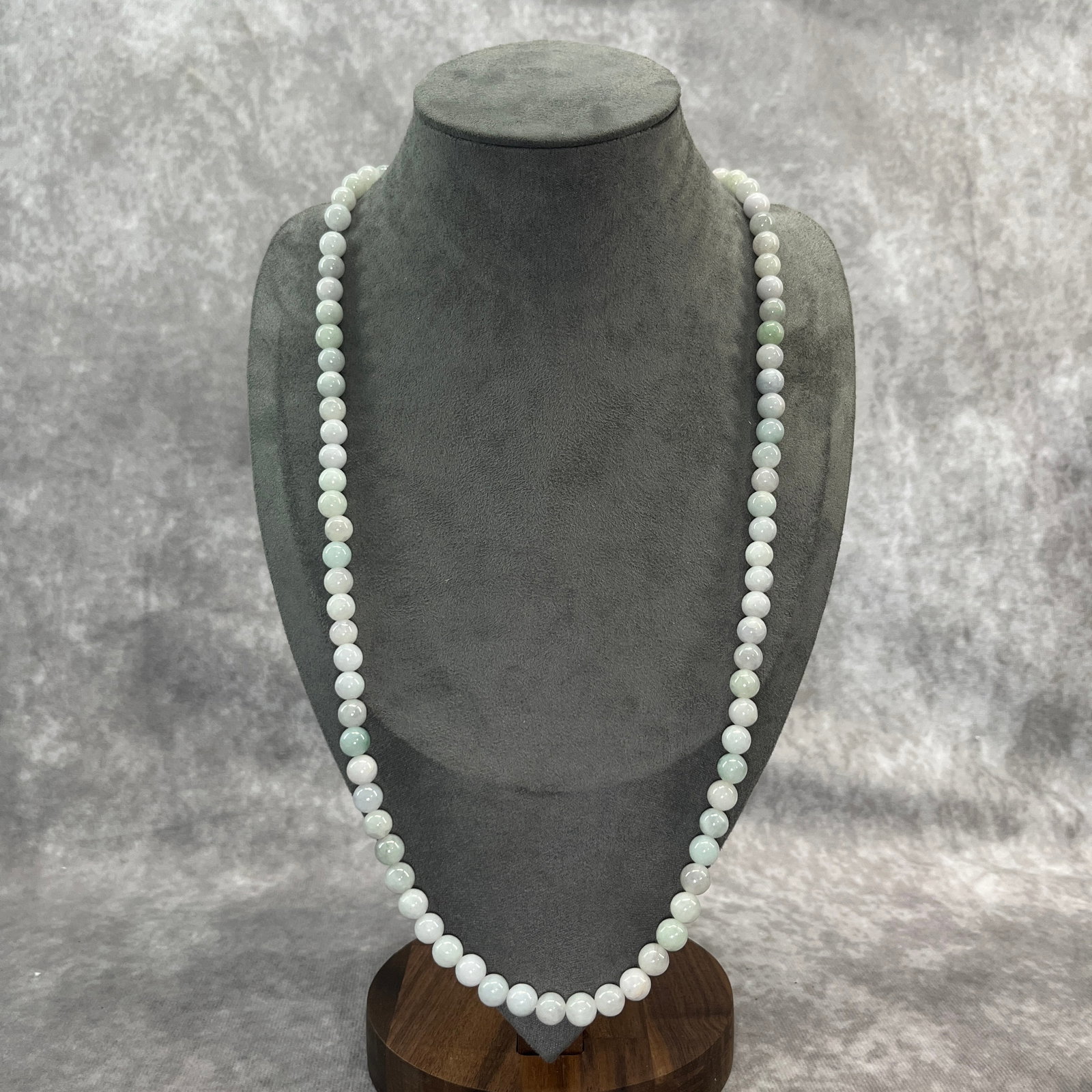 PALE GREEN JADEITE JADE BEAD SINGLE-STRAND NECKLACE