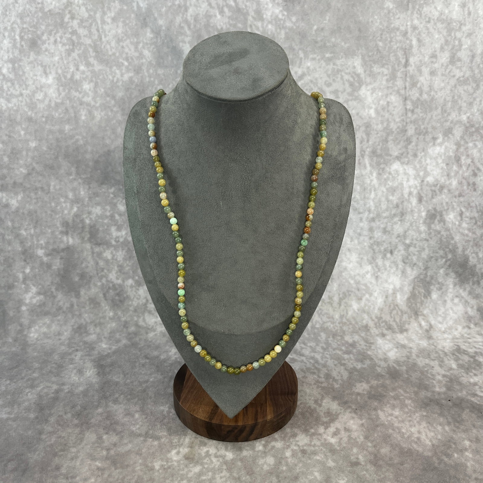 A FINE MULTICOLOR JADE DEAD MADE NECKLACE