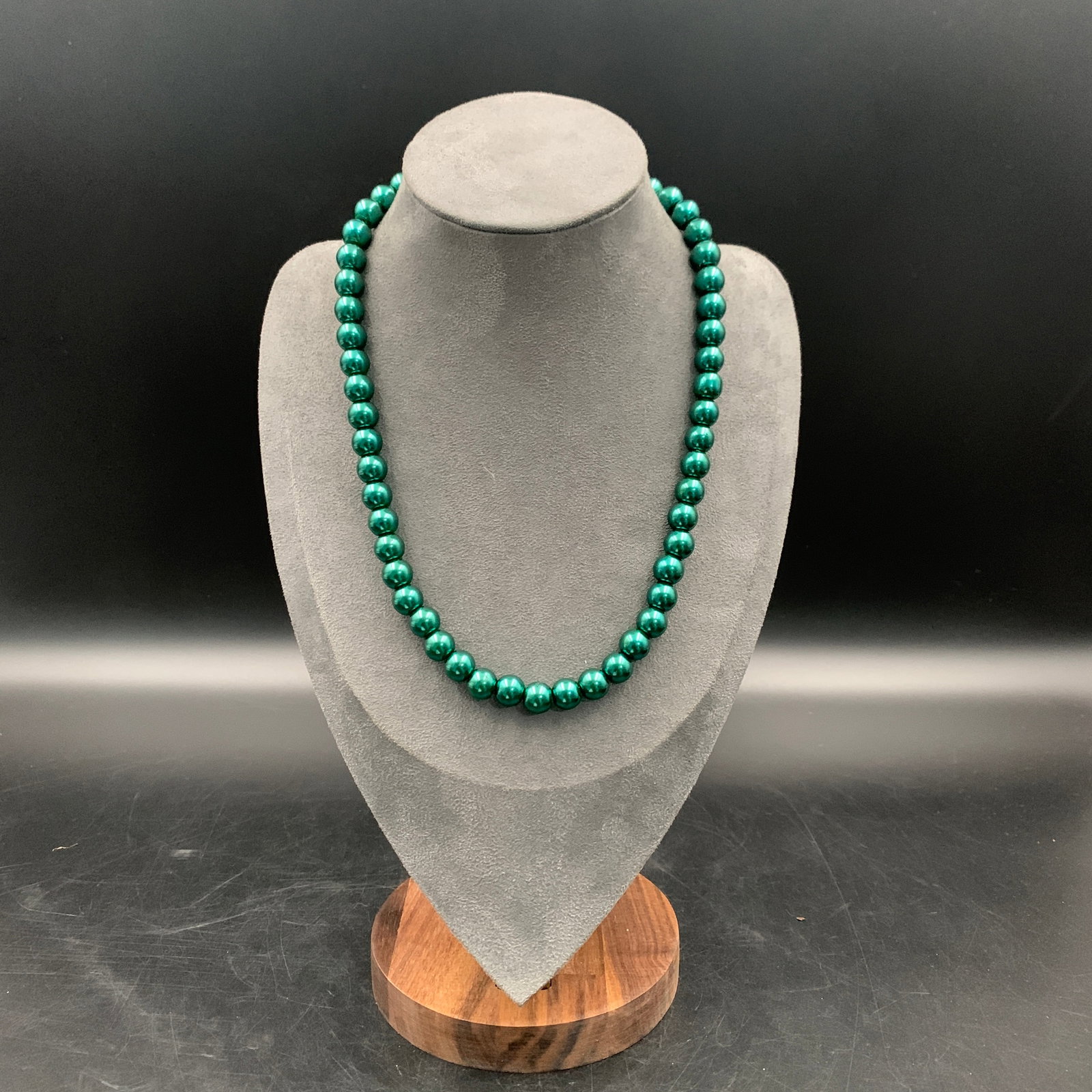GREEN CULTURED PEARL SINGLE-STRAND NECKLACE: Modern; Long: 8.5 inch; Diameter: 0.4 inch