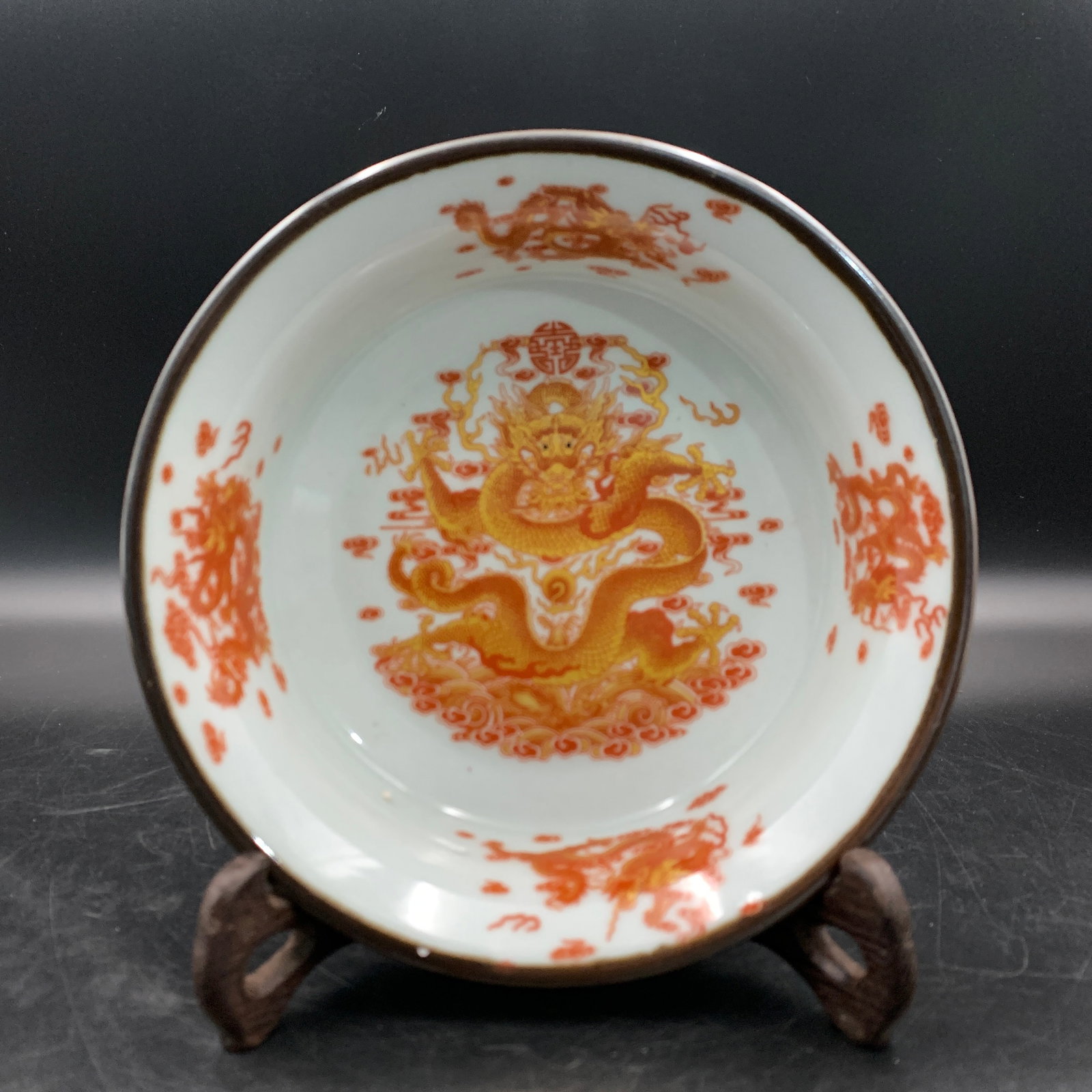 A FINE IRON-RED AND GILT 'FRONT-FACING DRAGON' PORCELAIN DISH: Republic Period; Long: 6.9 inch; Width: 6.9 inch; High: 2 inch; Diameter: 6.9 inch; Wooden base for diplay only