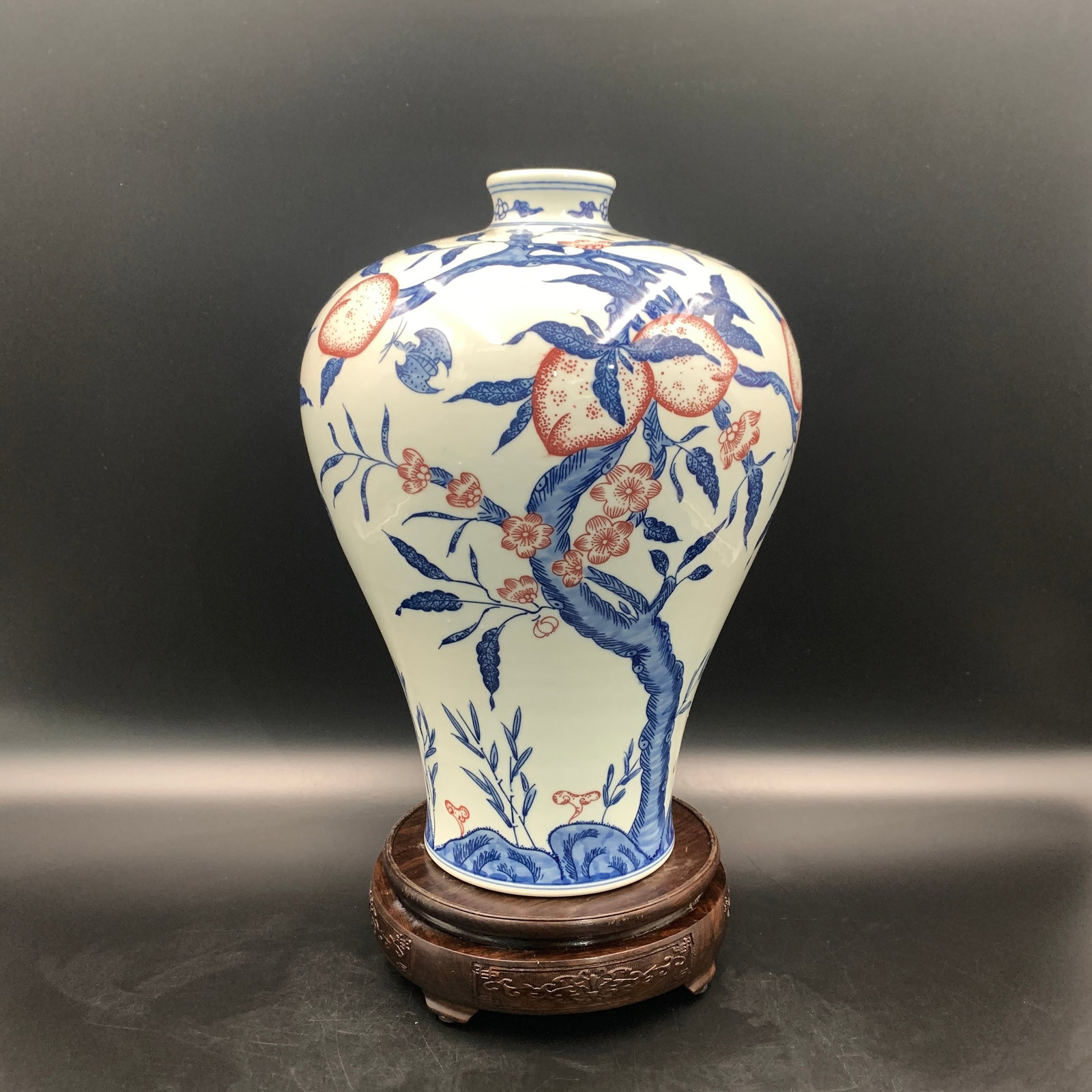 UNDERGLAZE BLUE AND WHITE MEIPING STYLE PORCELAIN VASE