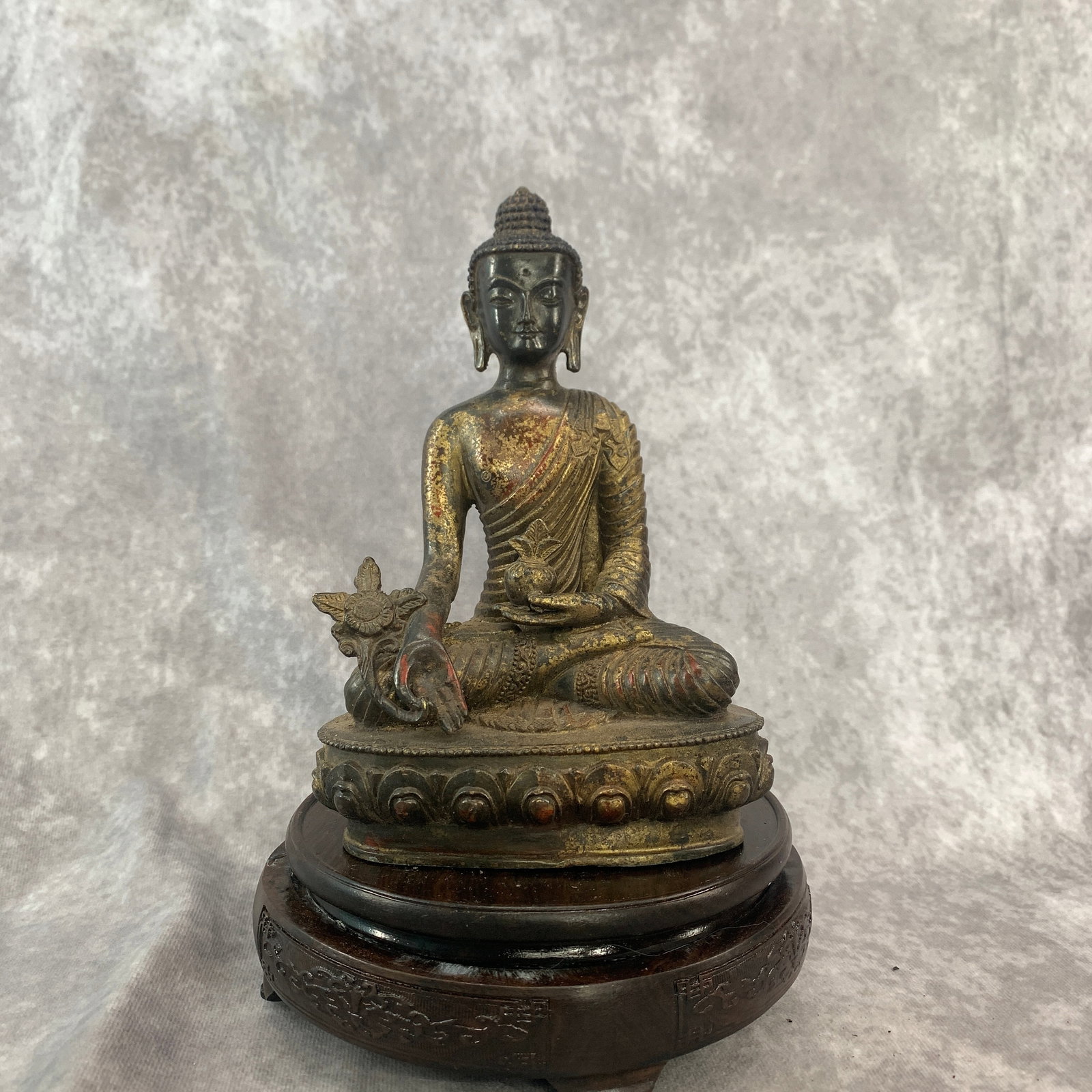 A FINE BRONZE BHAISAJYAGURU (THE MEDICINE BUDDHA) STATUE