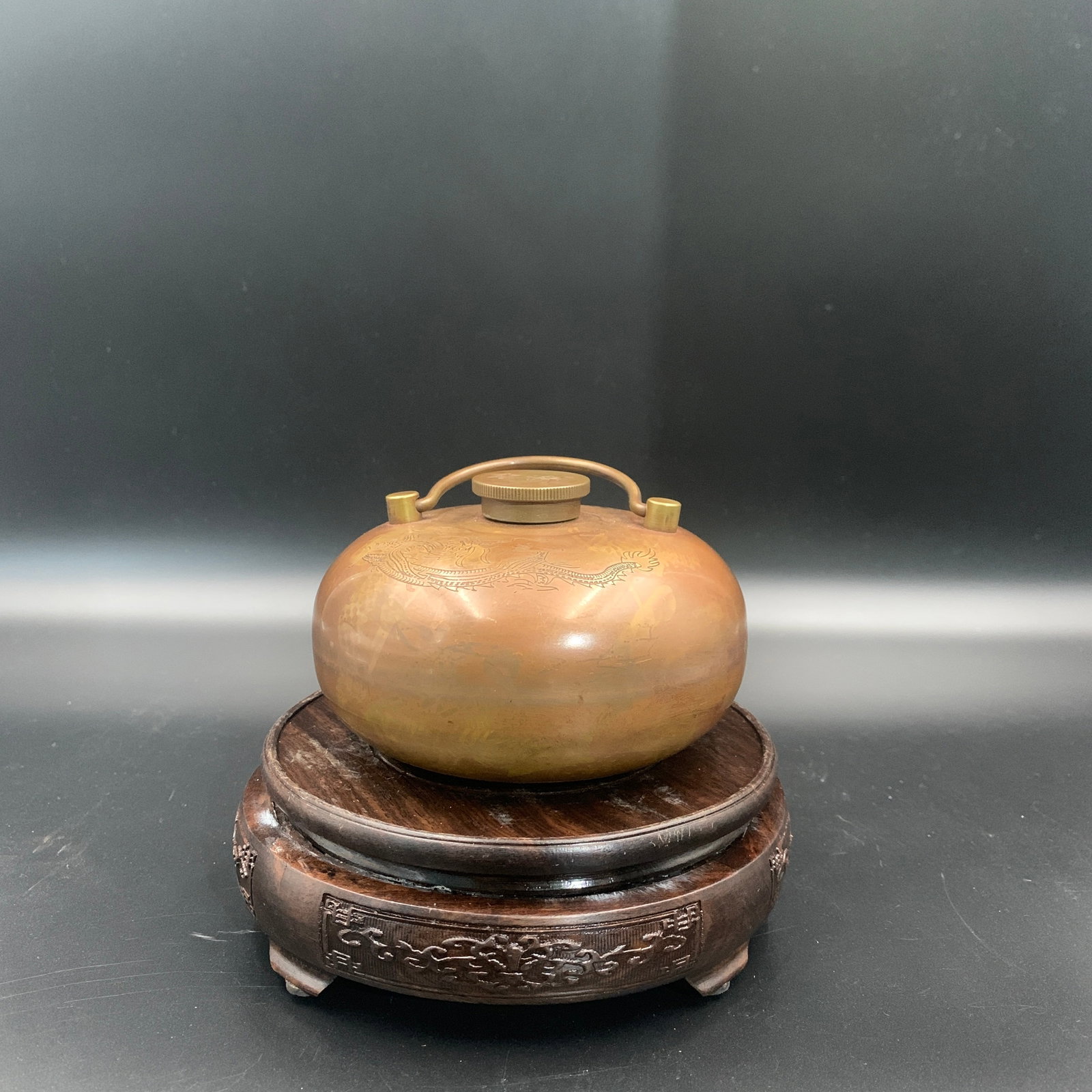 AN INCISED COPPER-ALLOY DRAGON HAND WARMER, SHOU LU