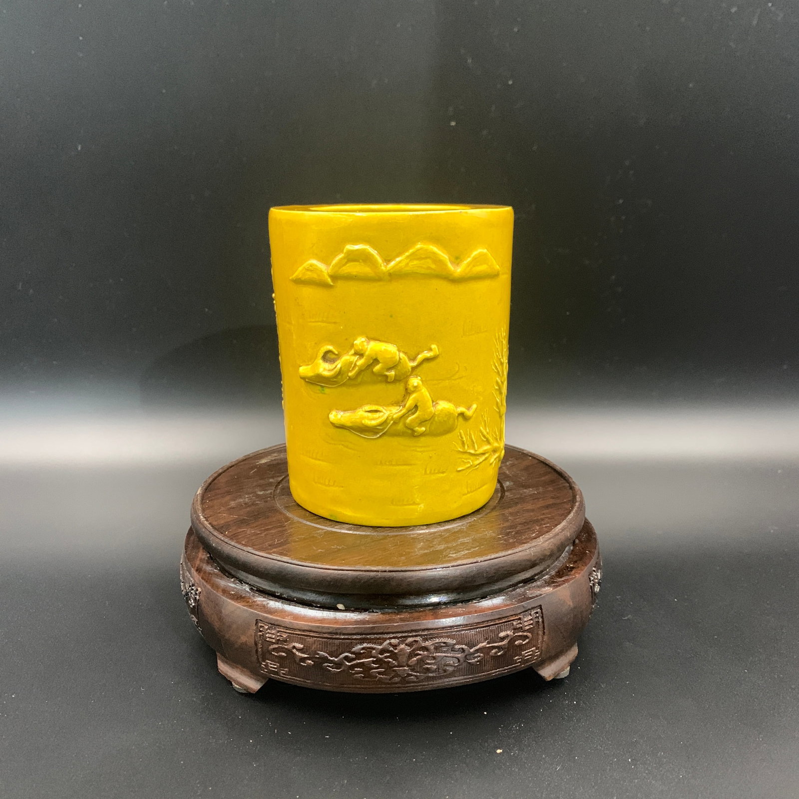 A FINE YELLOW-GLAZED MOLDED 'BOYS AND BUFFALOES' BRUSH POT (BITONG)