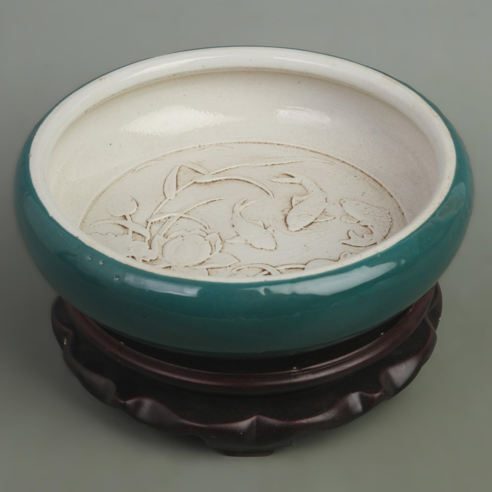 GREEN COLOR GLAZED FISH AND GRASS PATTERNED PORCELAIN PEN WASHER (1 of 3)