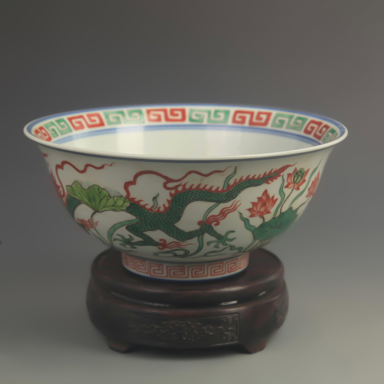 LARGE WUCAI PORCELAIN BOWL WITH DRAGON MOTIF: Ming Dynasty Style Wan Li Period; High: 3.80 inch; Diameter: 8.30 inch; Wooden base for diplay only