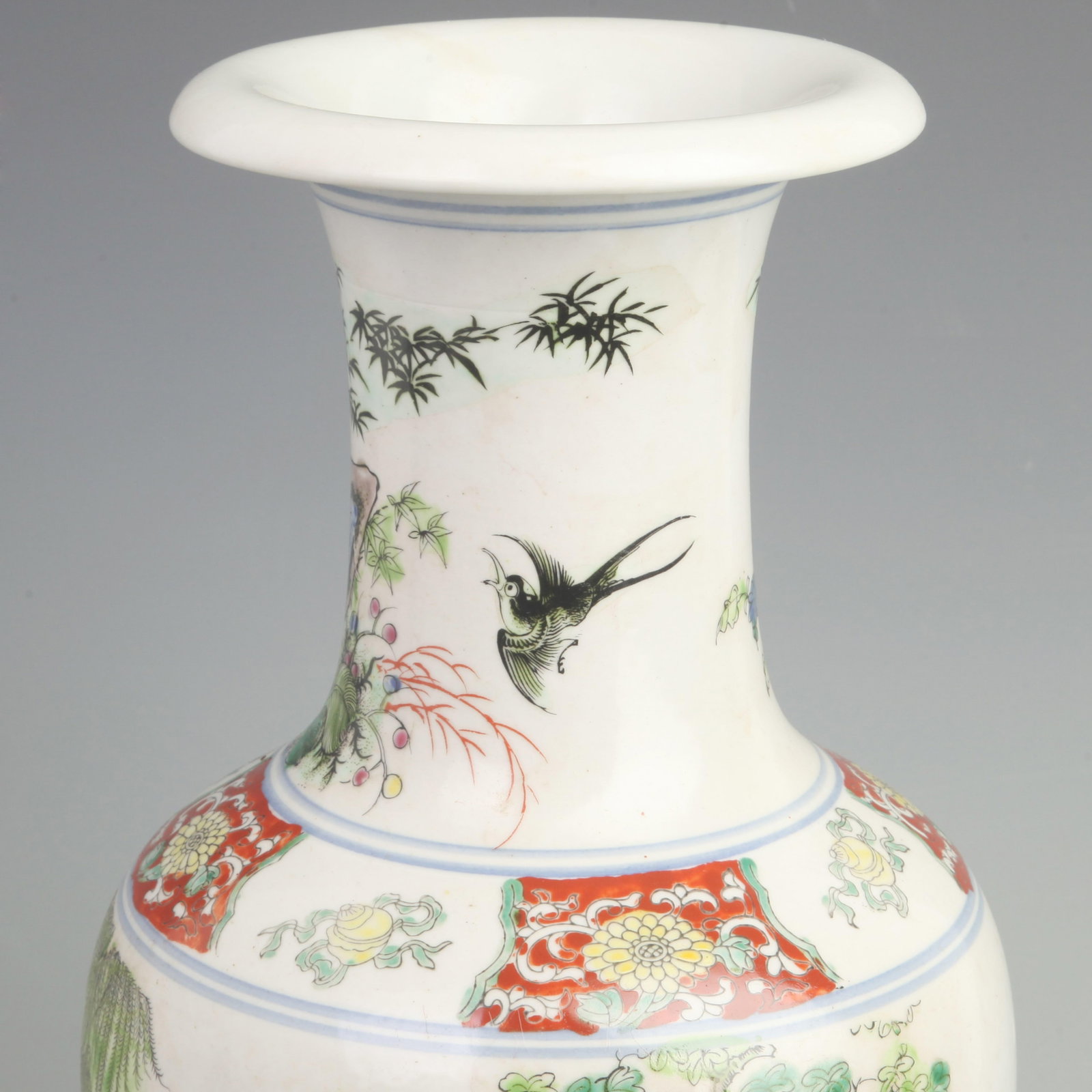 A FINE PORCELAIN VASE WITH THREE ARMIES AND COMMANDERS: Qing Dynasty Kang Xi Period; High: 16.5 inch; Width: 8.5 inch; Wooden base for diplay only