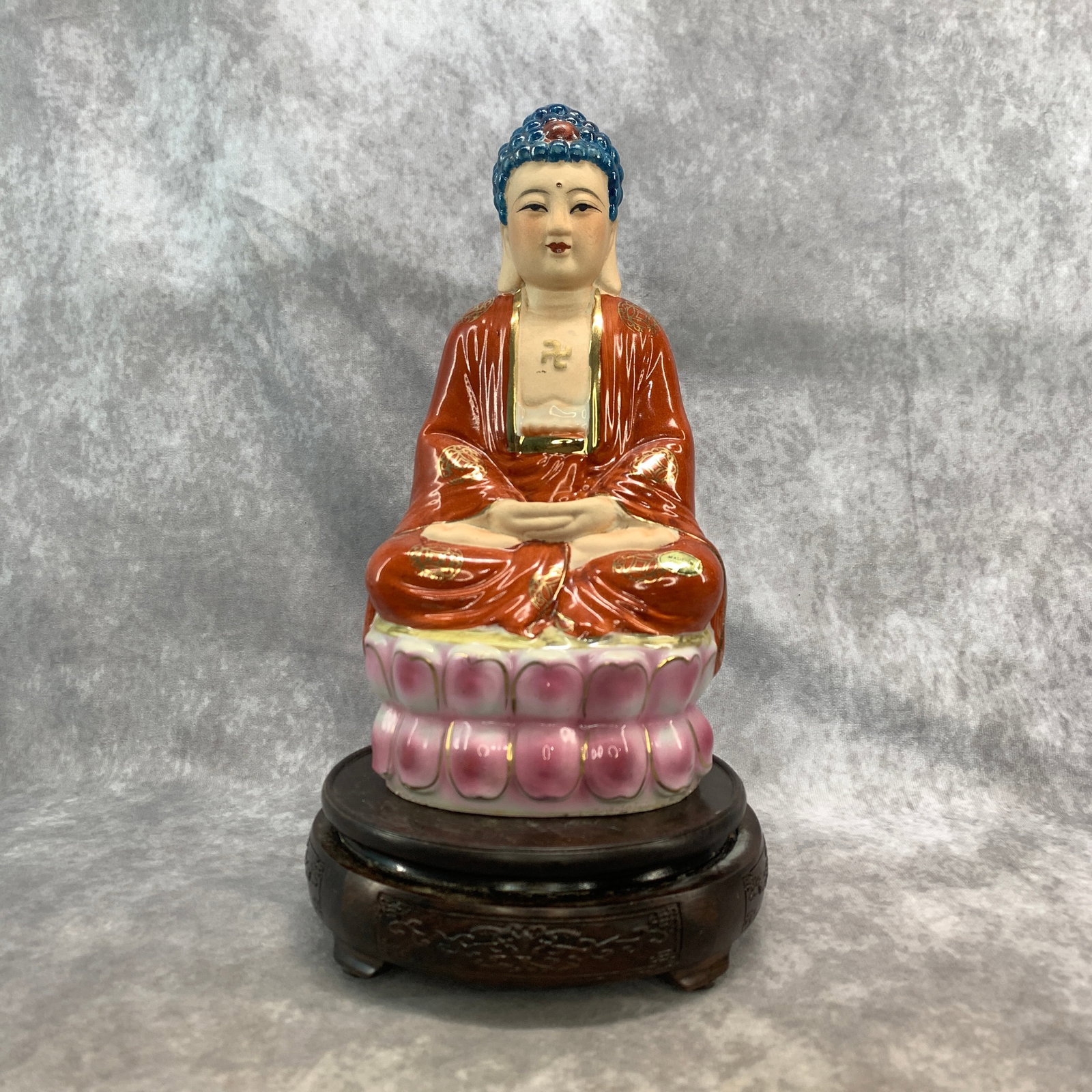 FAMILLE ROSE PORCELAIN SEATED BUDDHA STATUE