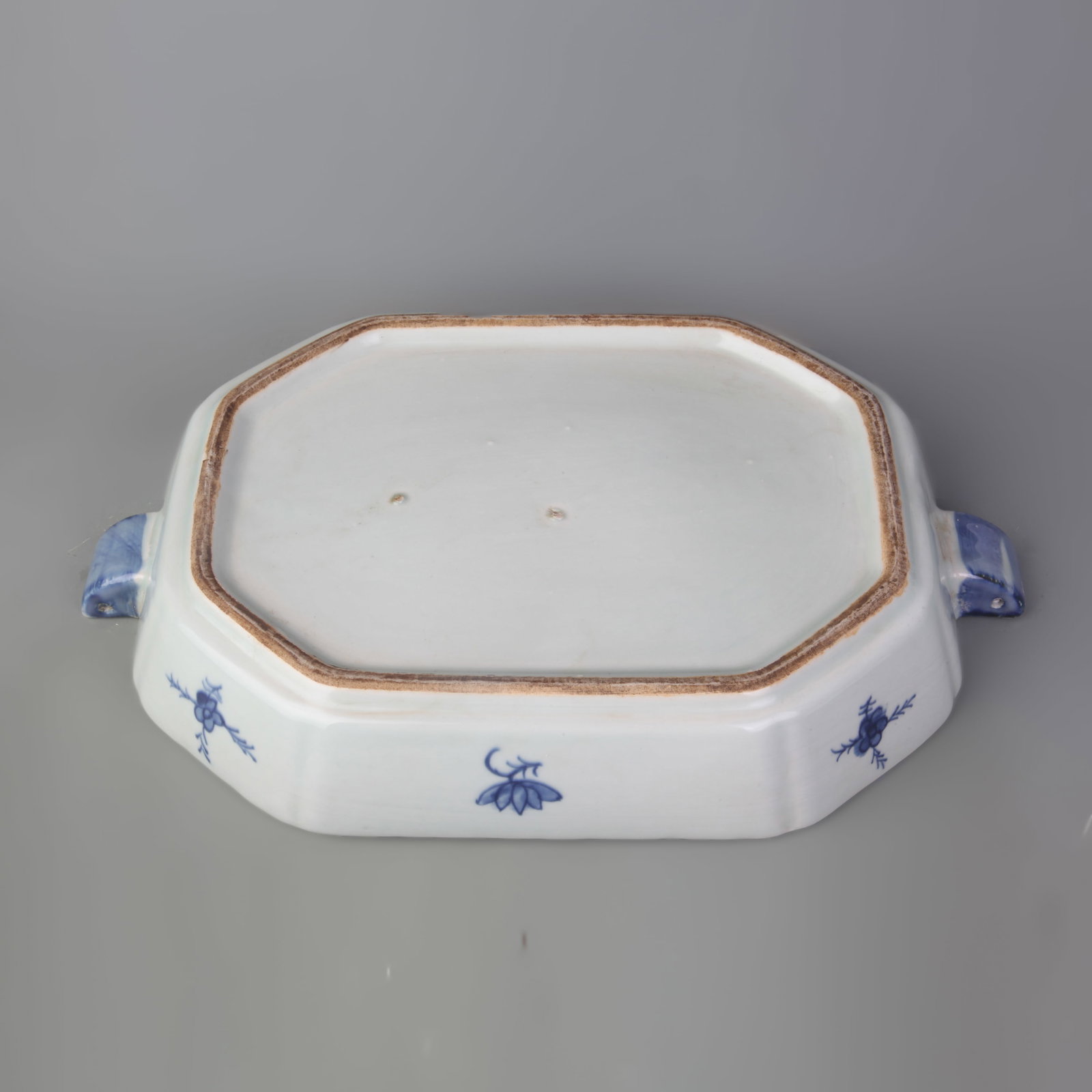 A BLUE AND WHITE LANDSCAPE FIGURAL PATTERN DOUBLE-LAYER LARGE PLATE - 4